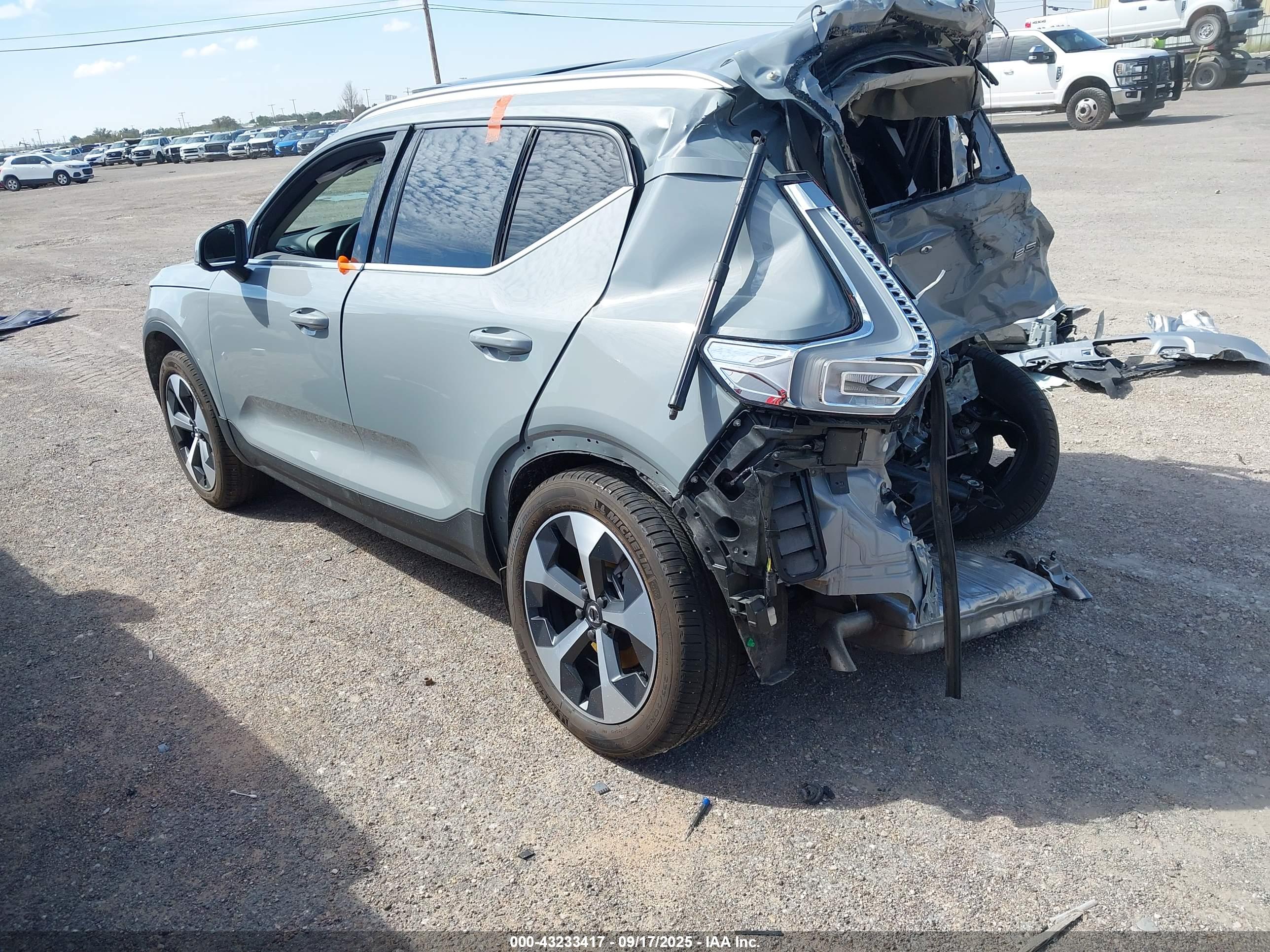 VOLVO XC40 image 3