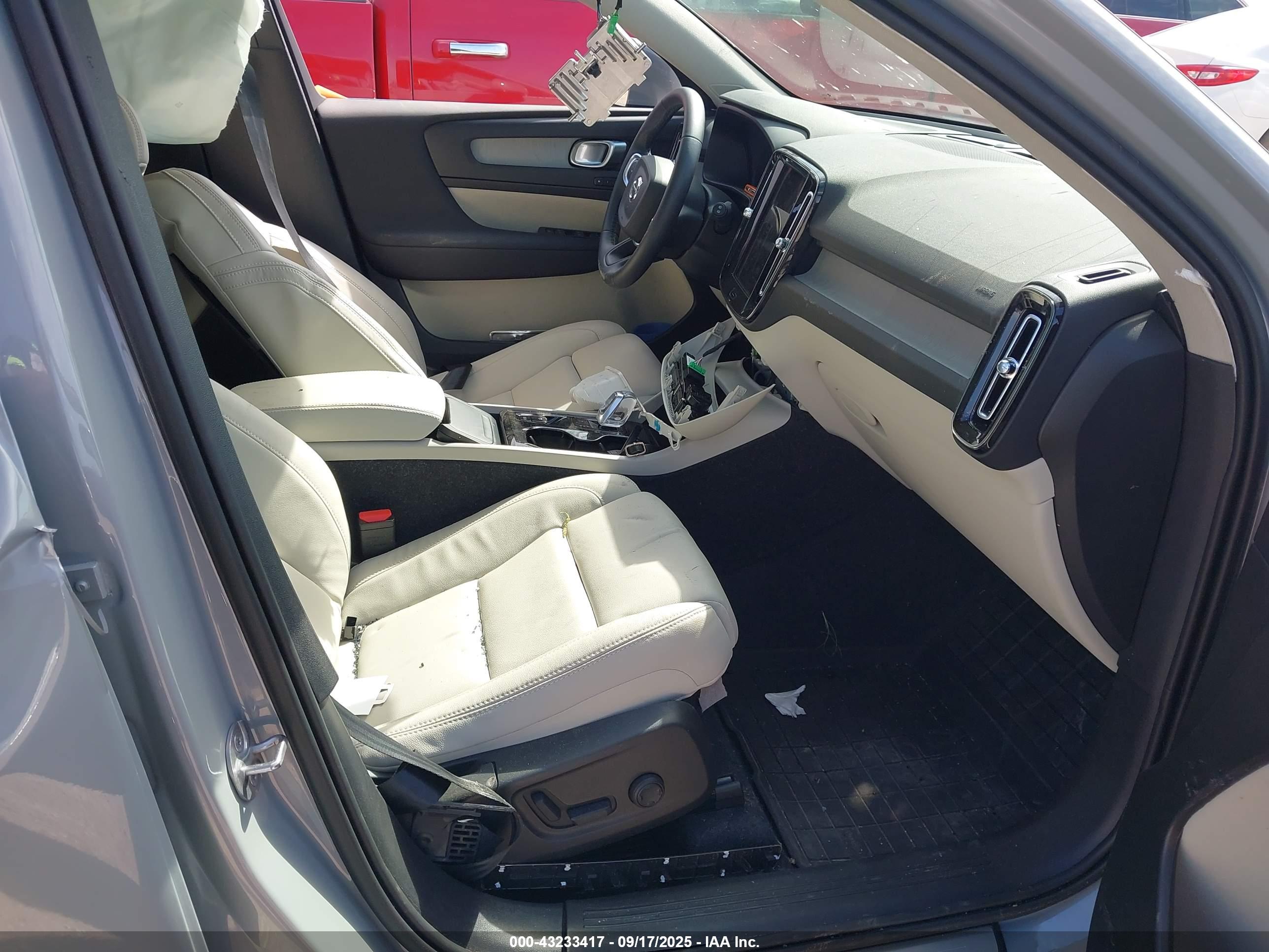 VOLVO XC40 image 5