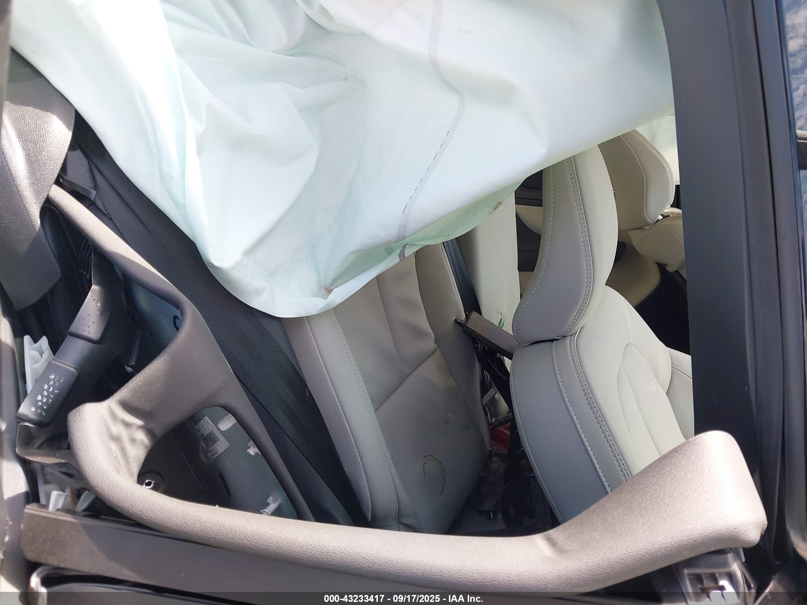 VOLVO XC40 image 8