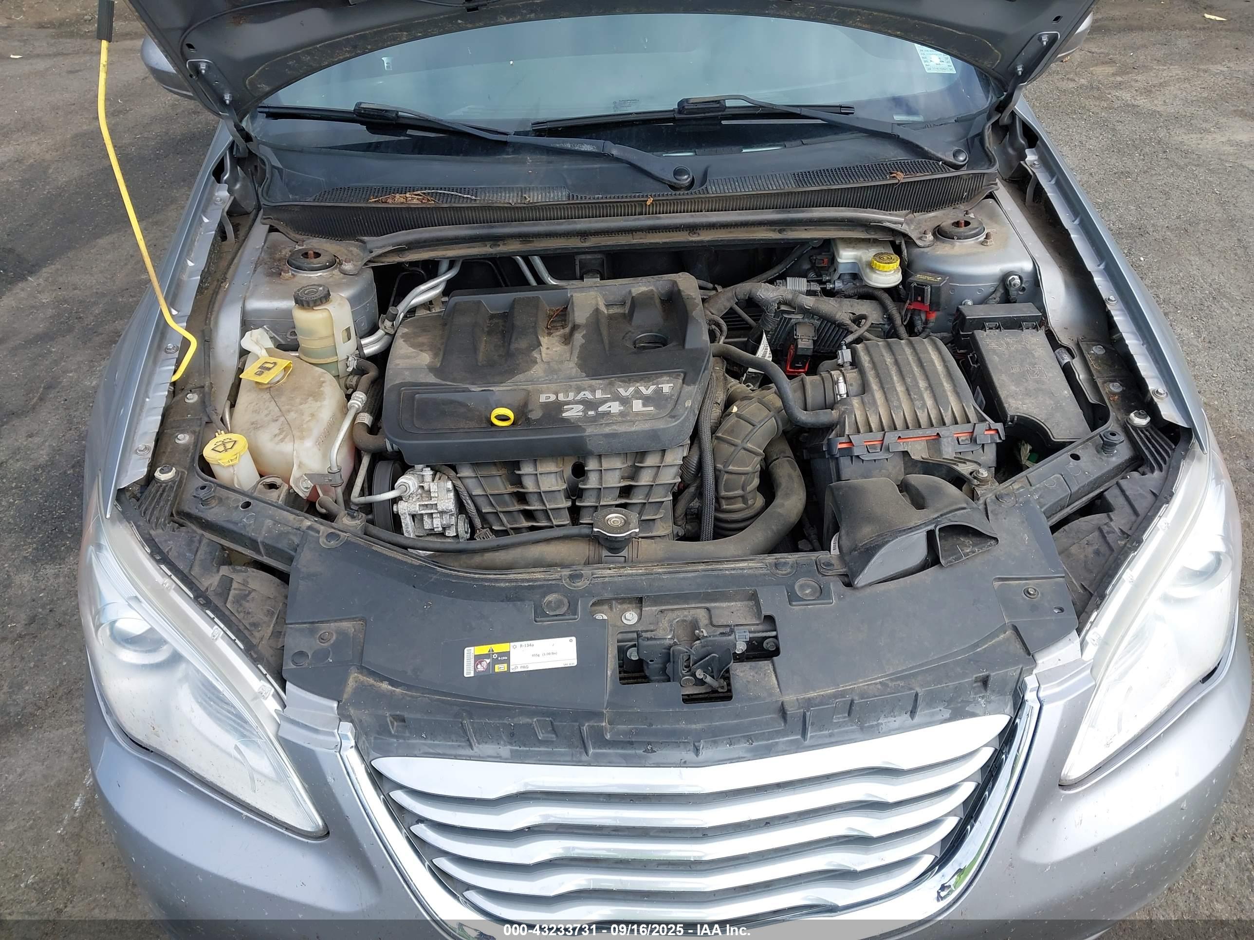 CHRYSLER 200 image 10
