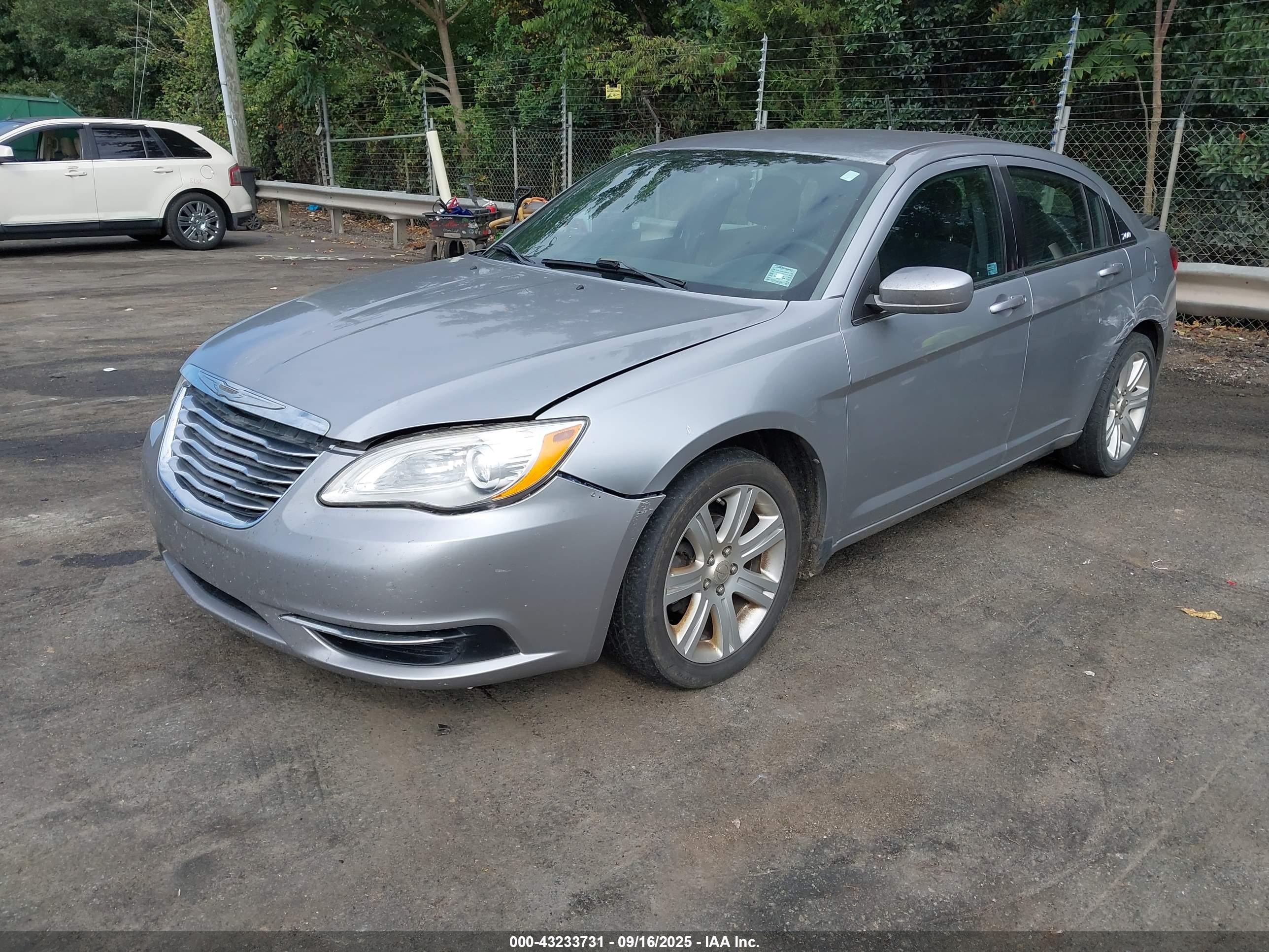 CHRYSLER 200 image 2
