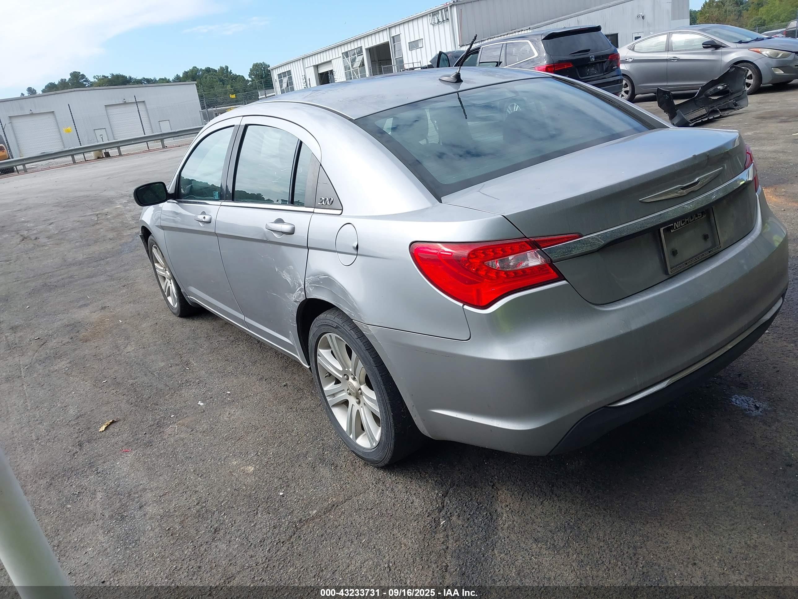 CHRYSLER 200 image 3