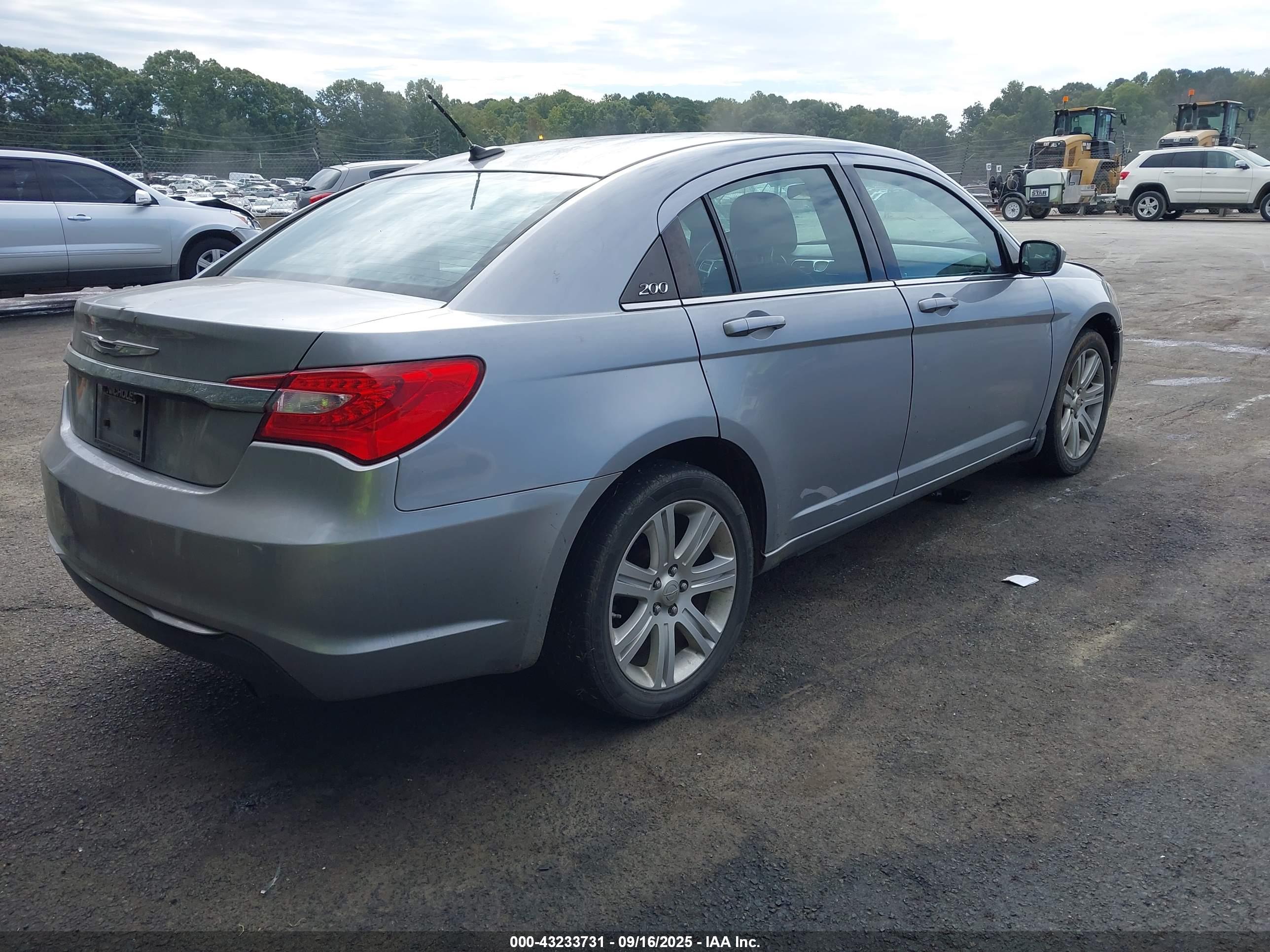 CHRYSLER 200 image 4