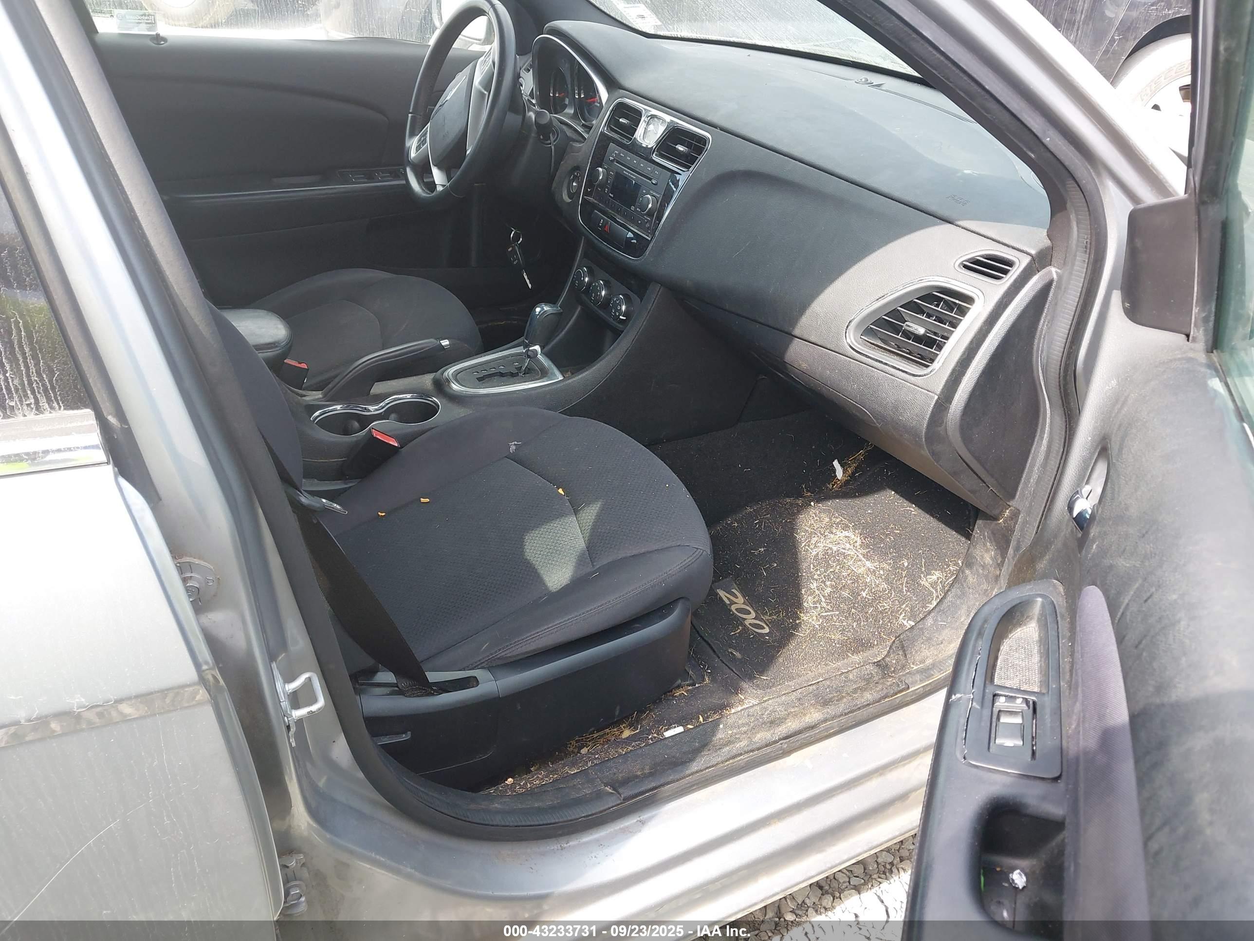 CHRYSLER 200 image 5