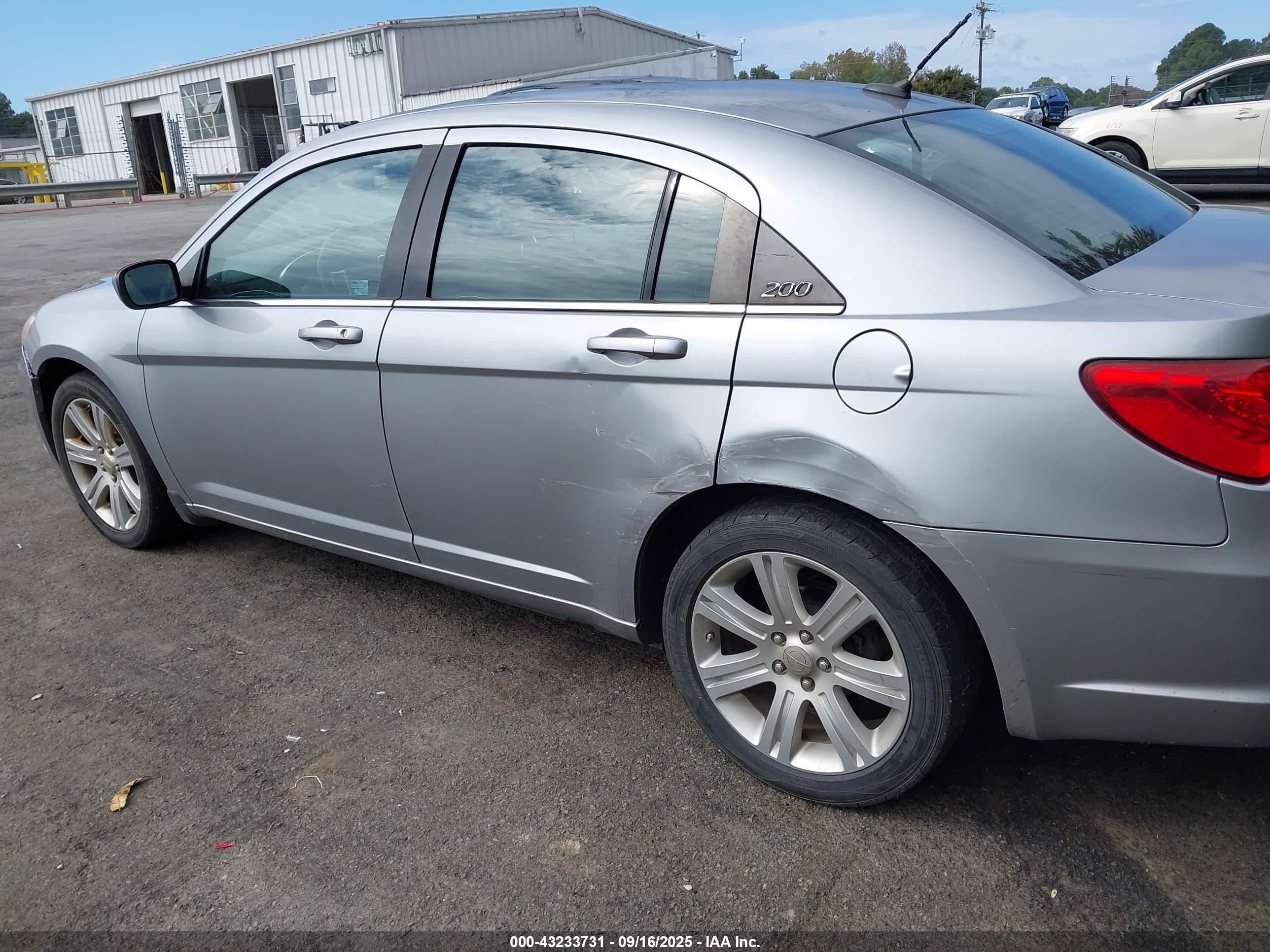 CHRYSLER 200 image 6