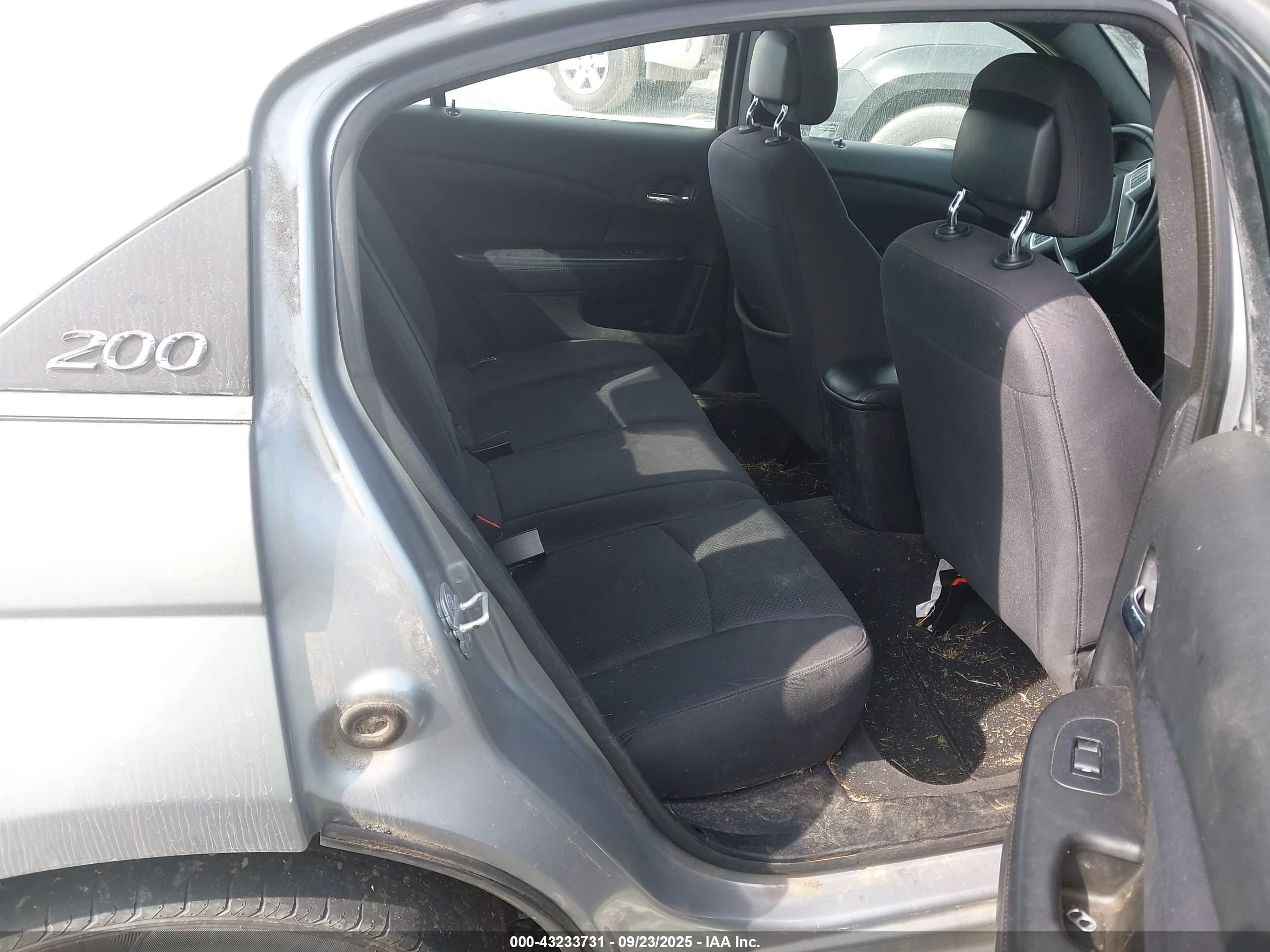 CHRYSLER 200 image 8
