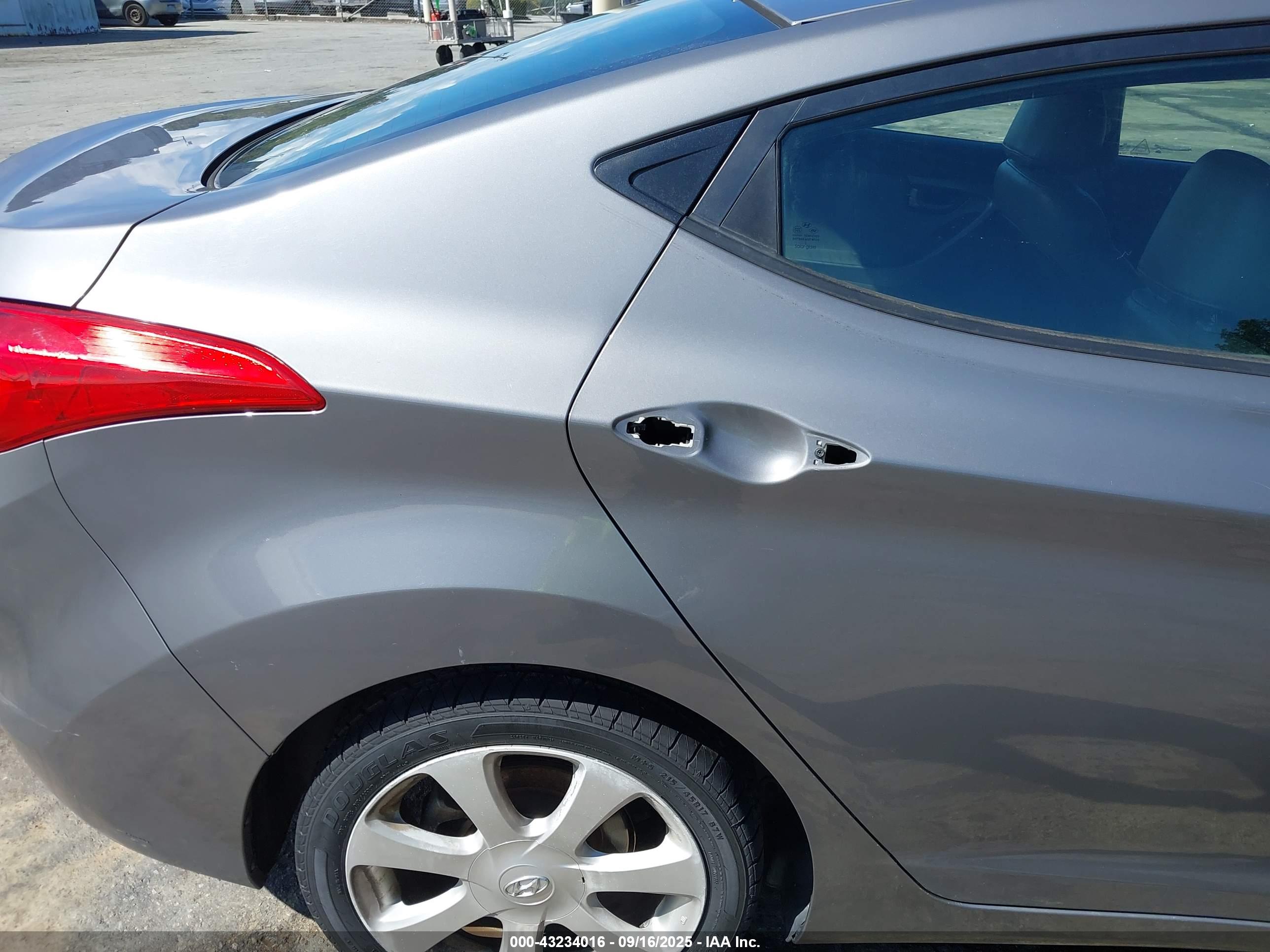 HYUNDAI ELANTRA image 6