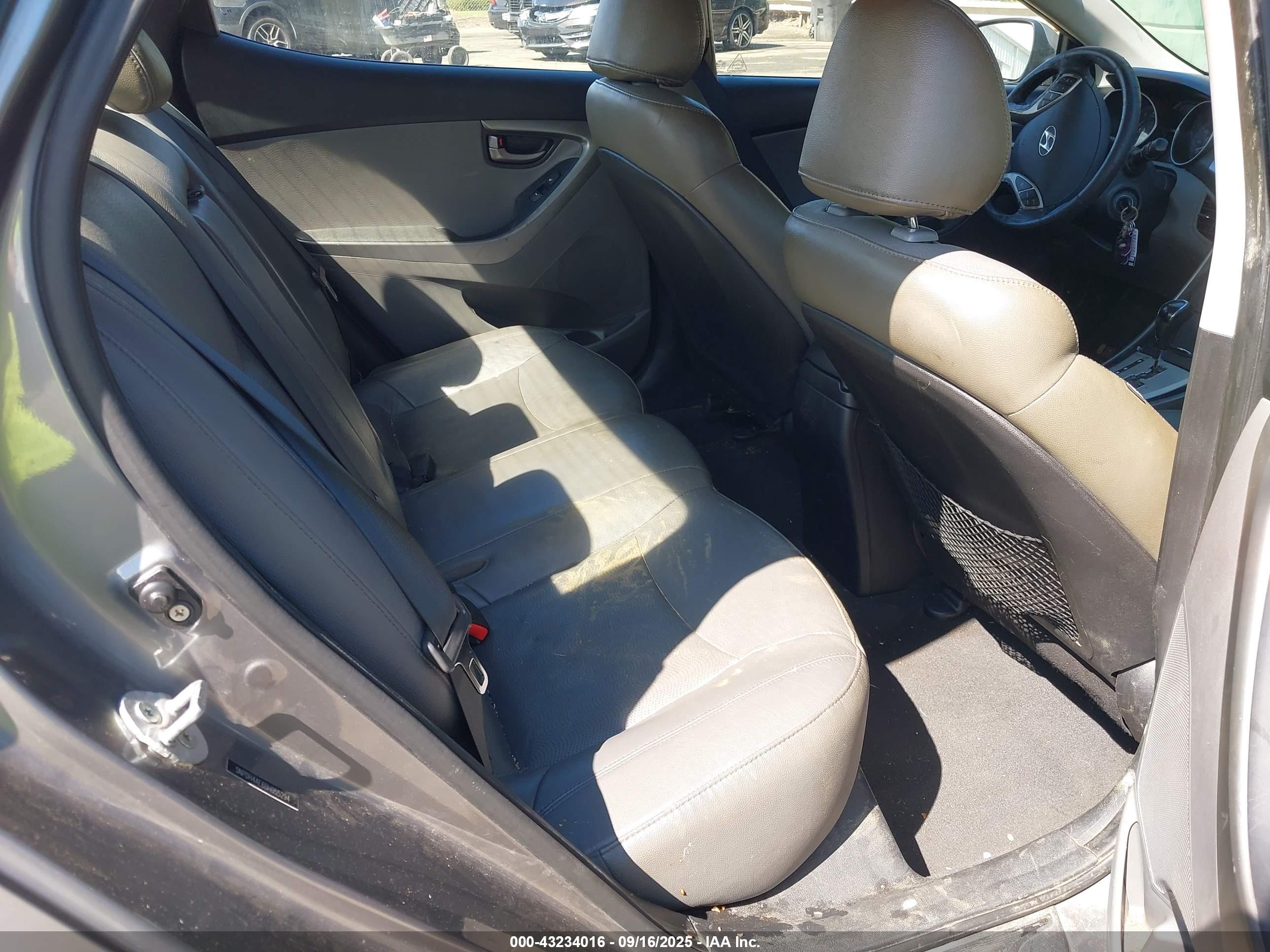 HYUNDAI ELANTRA image 8