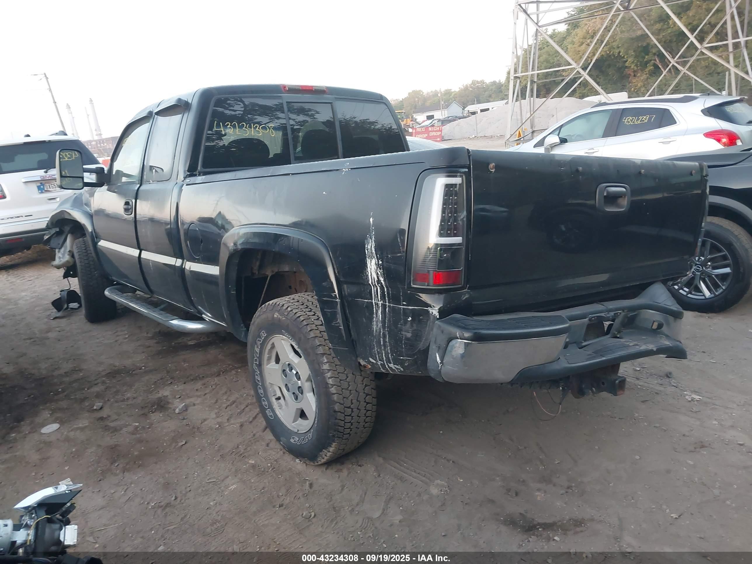 CHEVROLET SILVERADO image 3