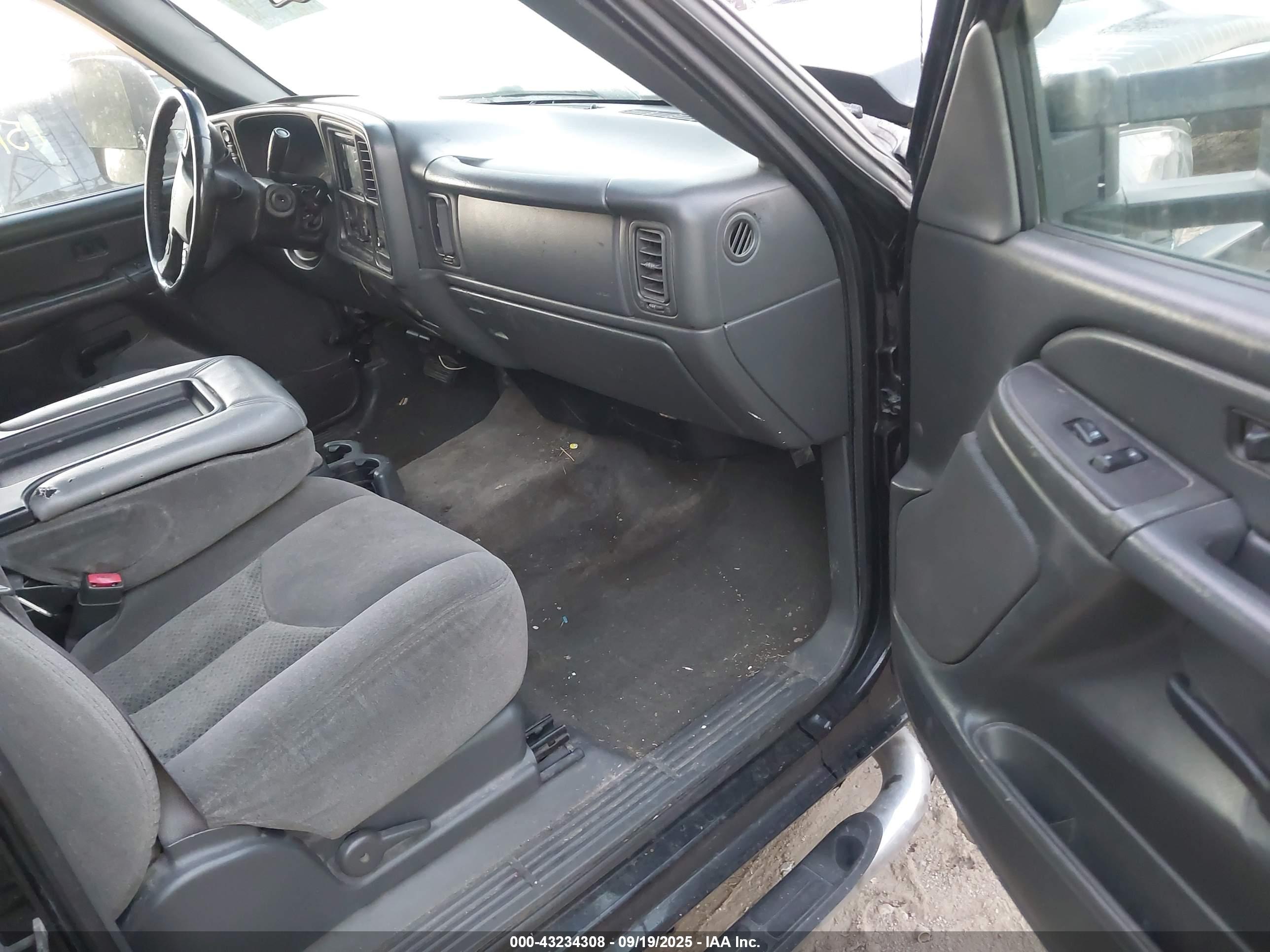 CHEVROLET SILVERADO image 5