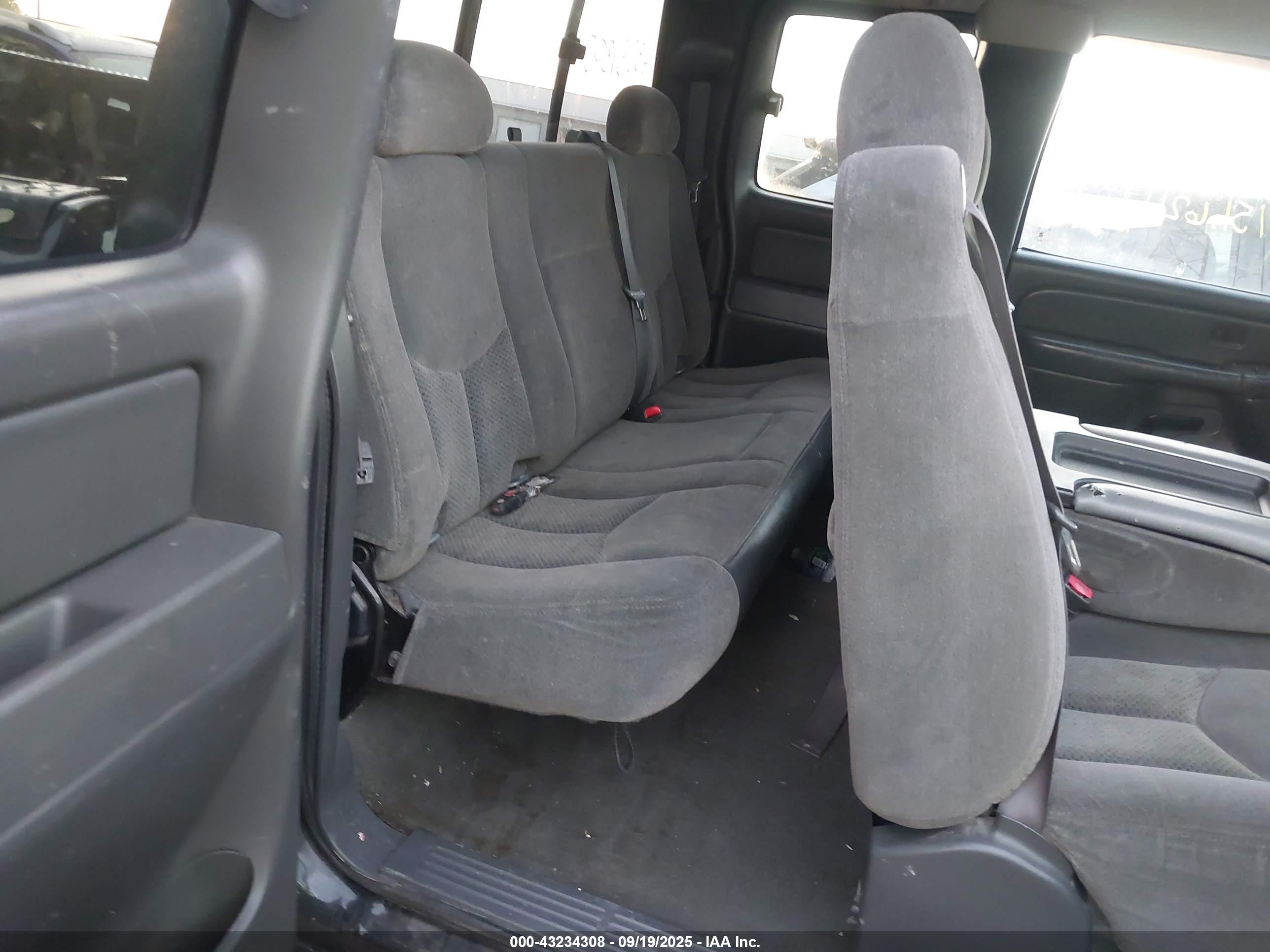 CHEVROLET SILVERADO image 8