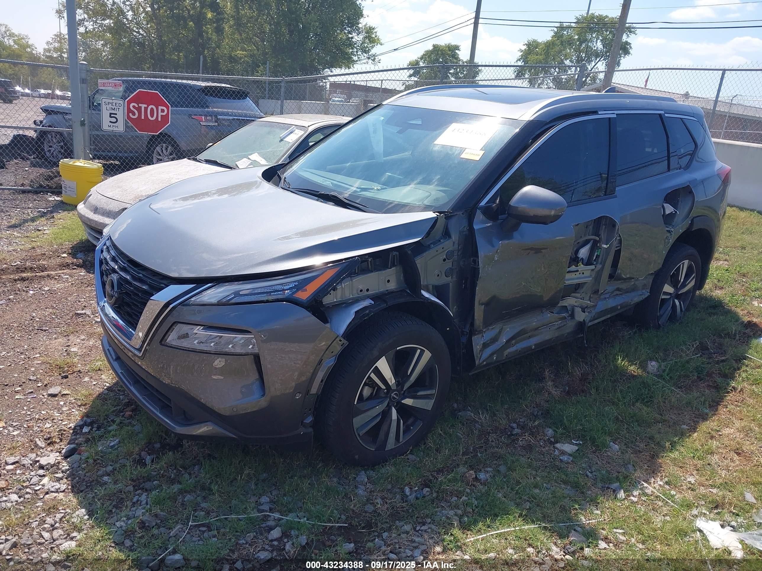 NISSAN ROGUE image 2