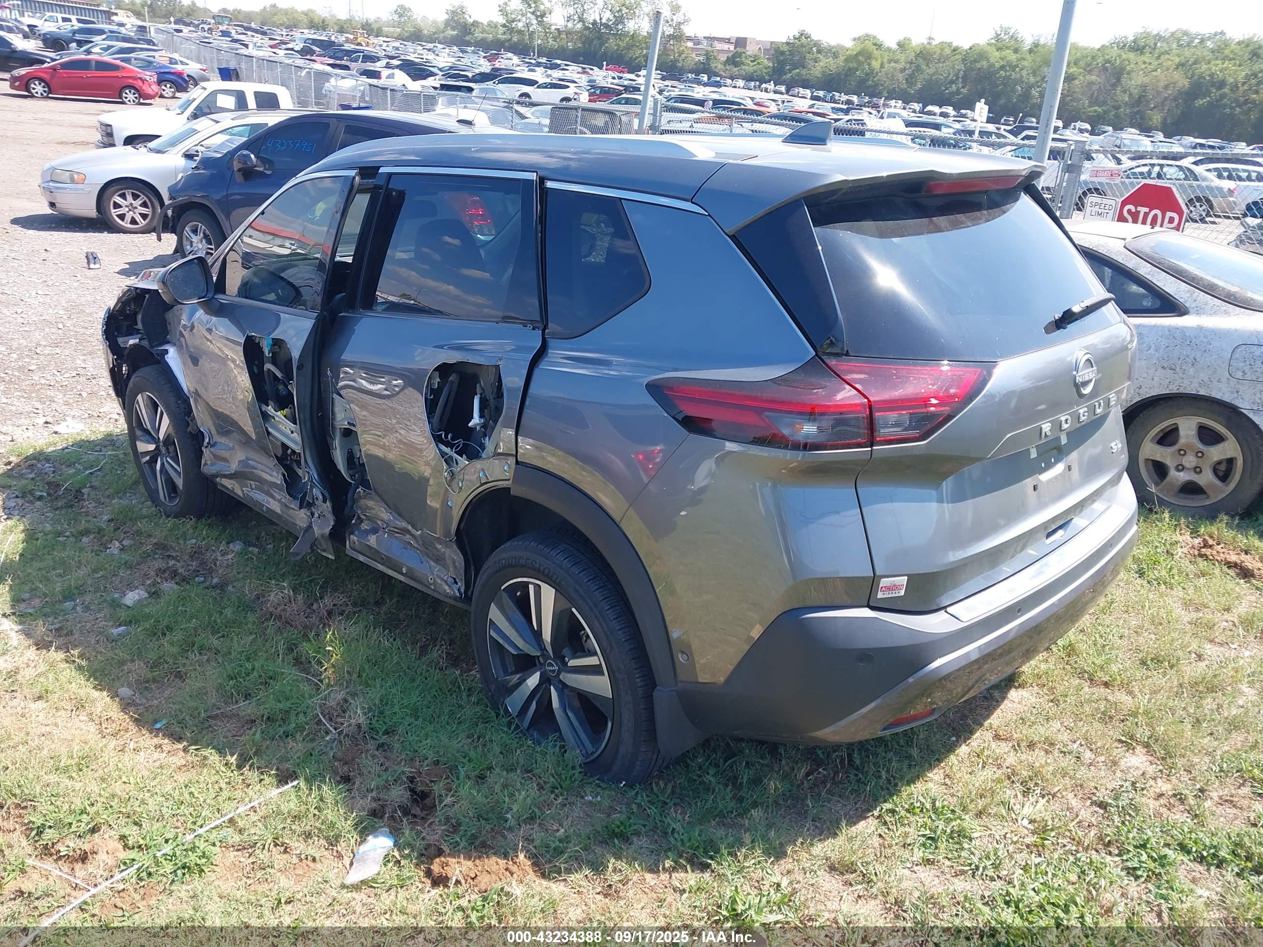 NISSAN ROGUE image 3