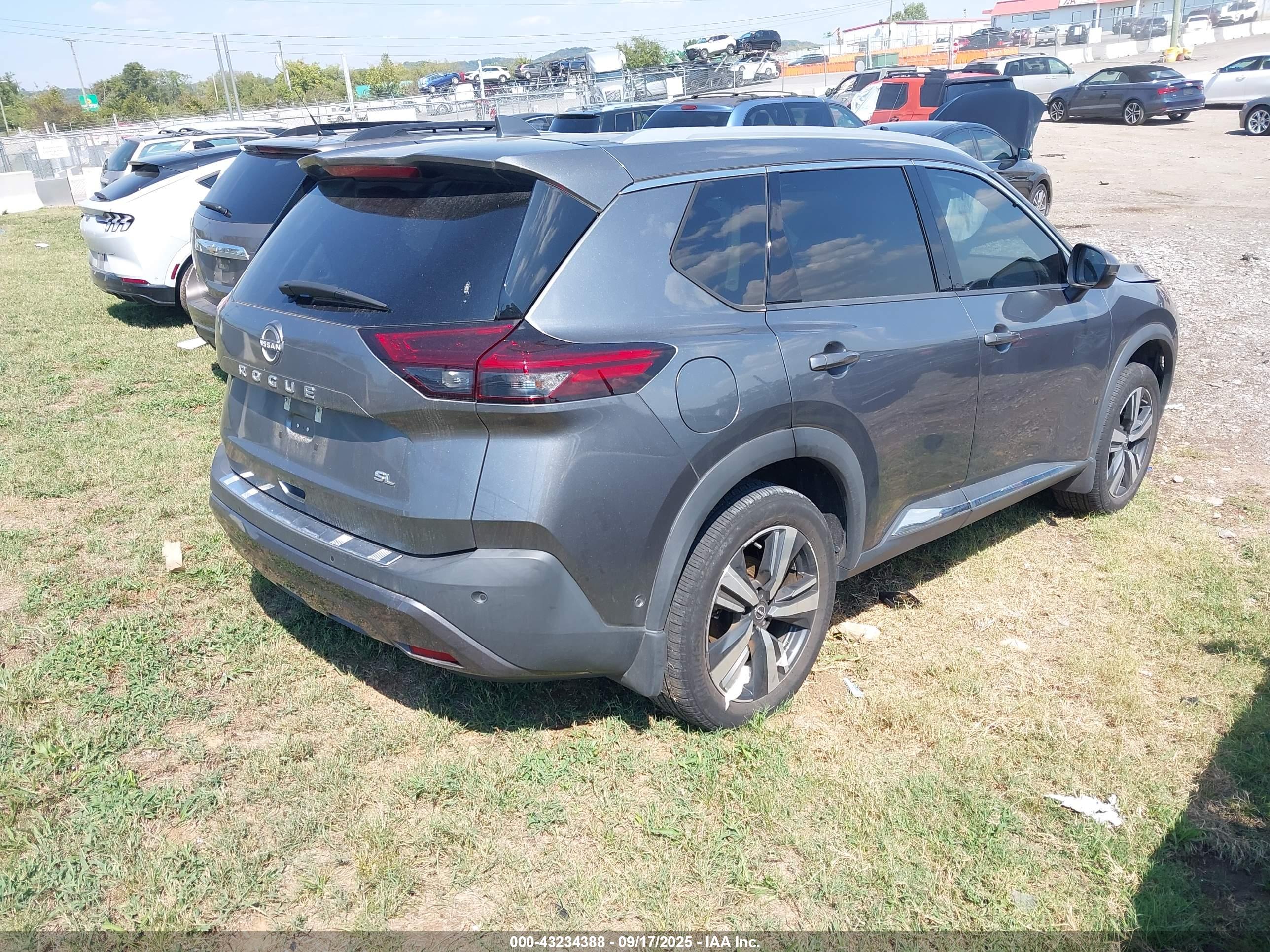 NISSAN ROGUE image 4