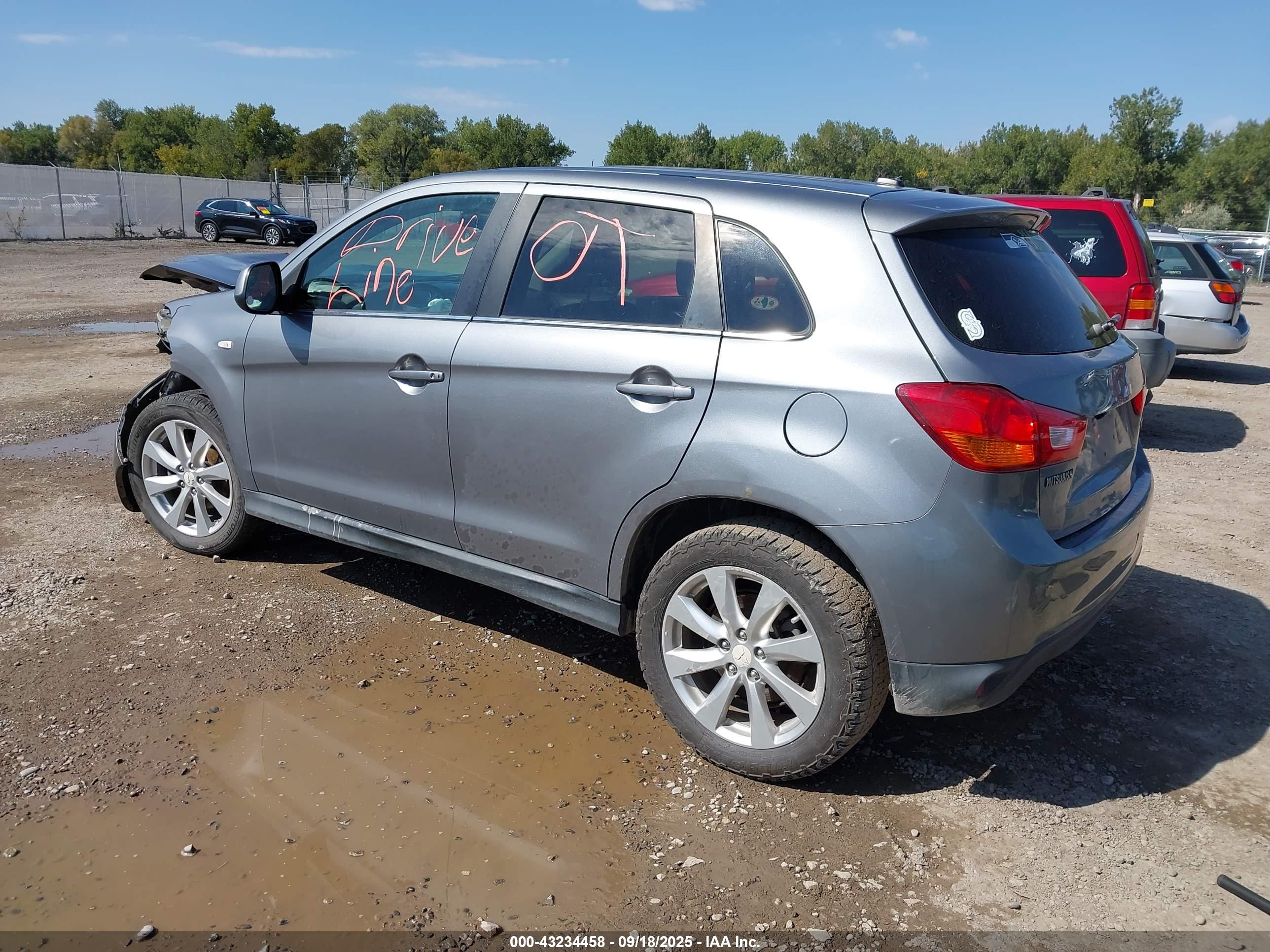 MITSUBISHI OUTLANDER image 3