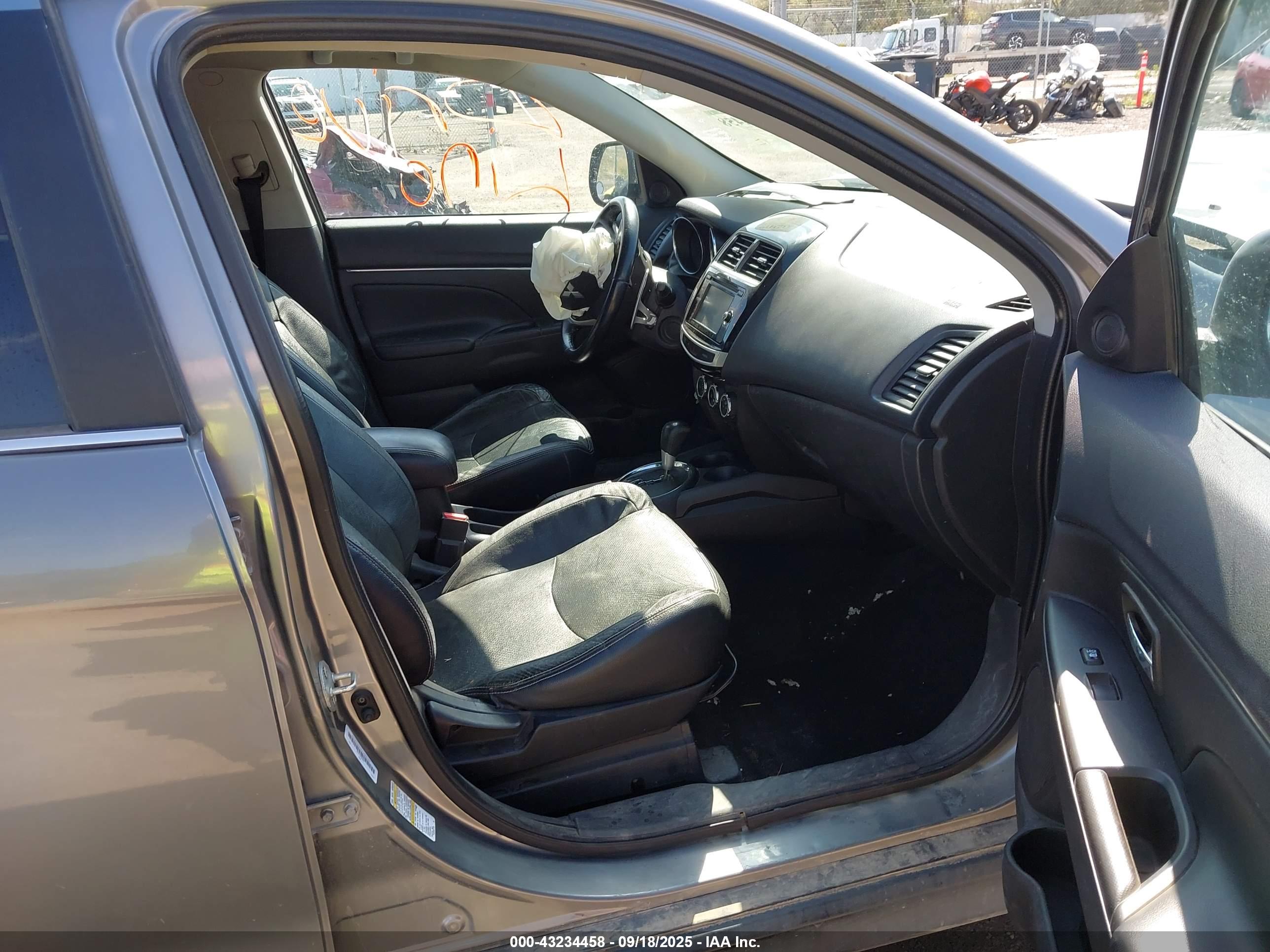 MITSUBISHI OUTLANDER image 5