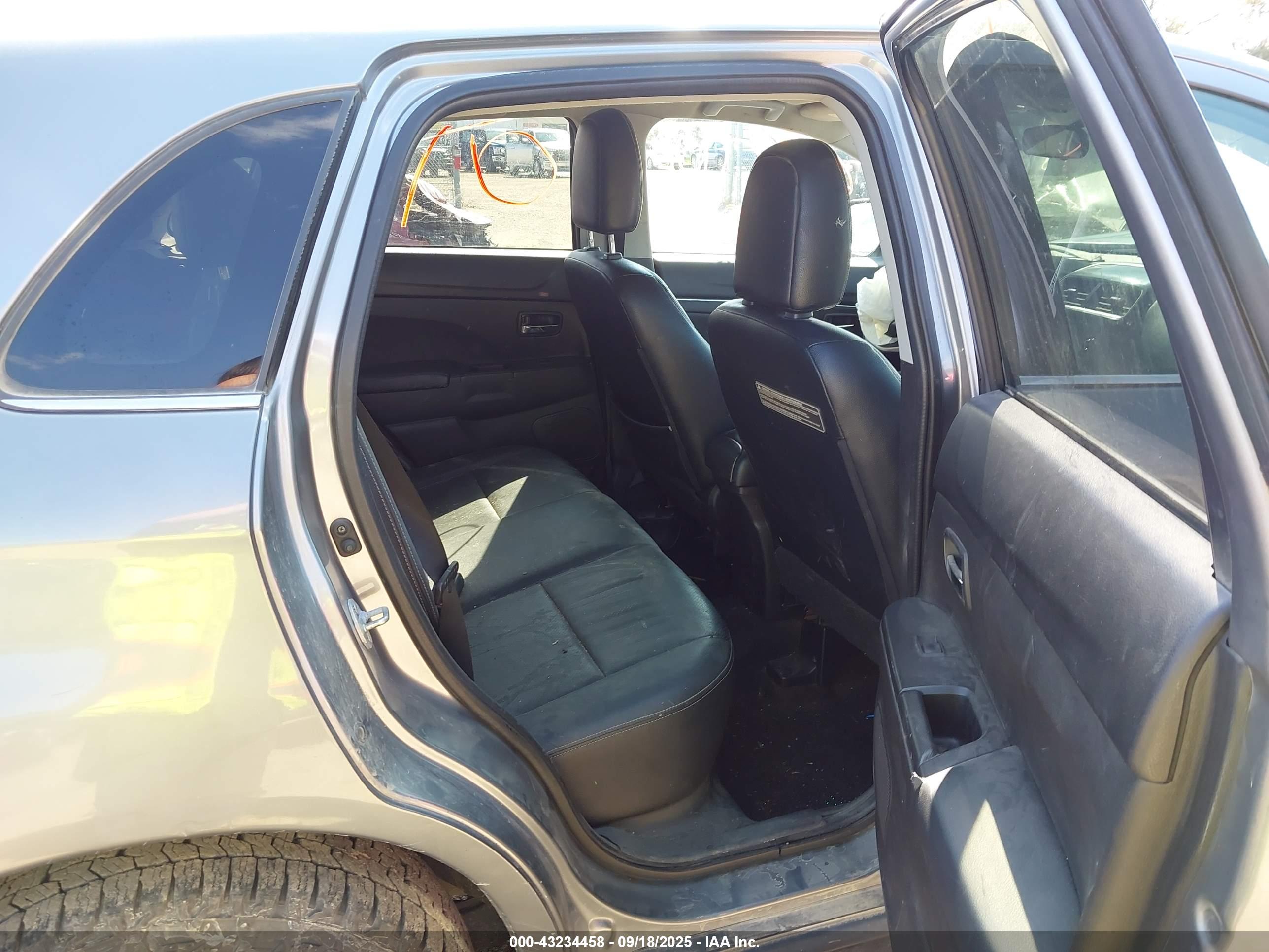 MITSUBISHI OUTLANDER image 8