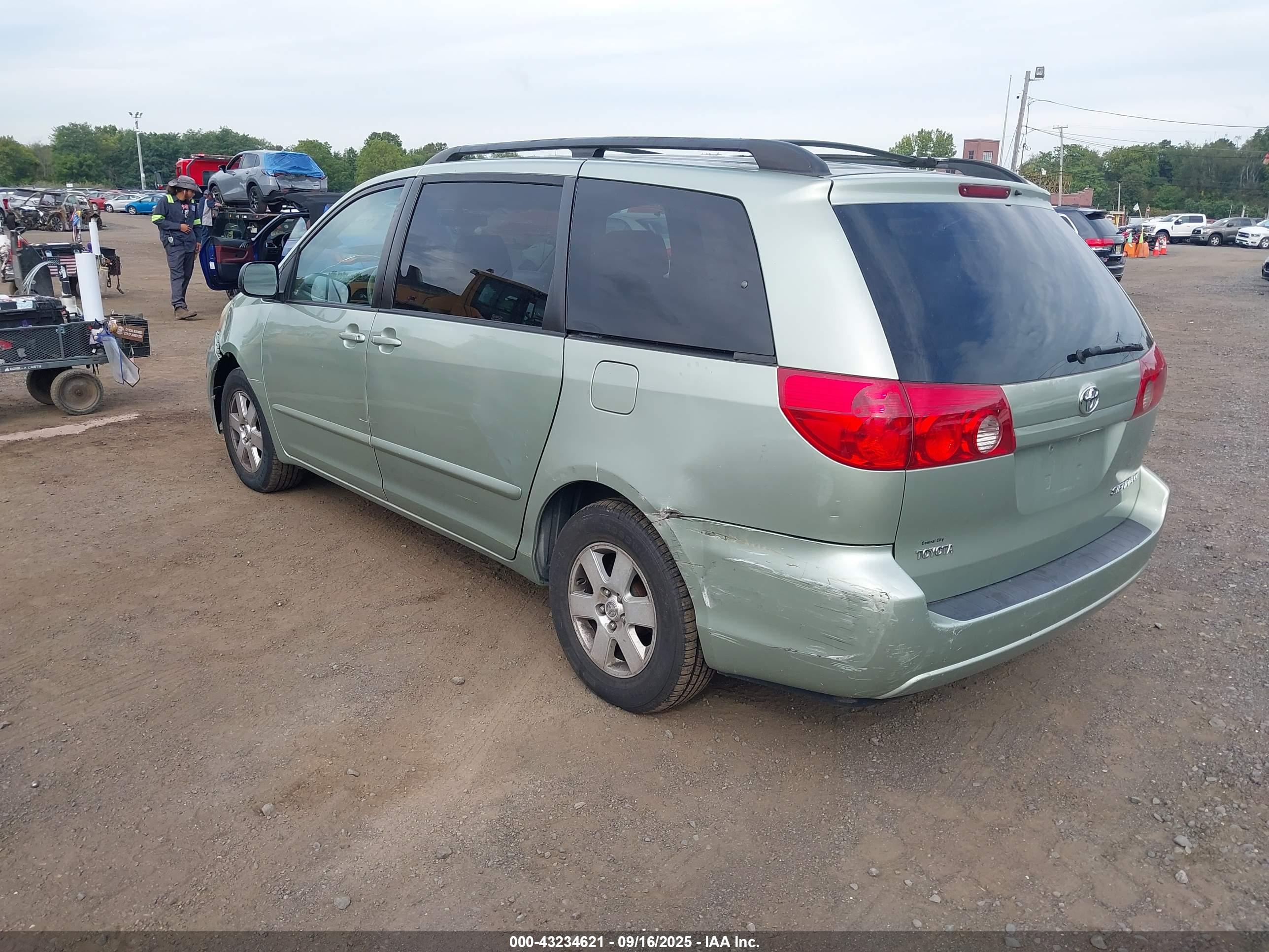 TOYOTA SIENNA image 3