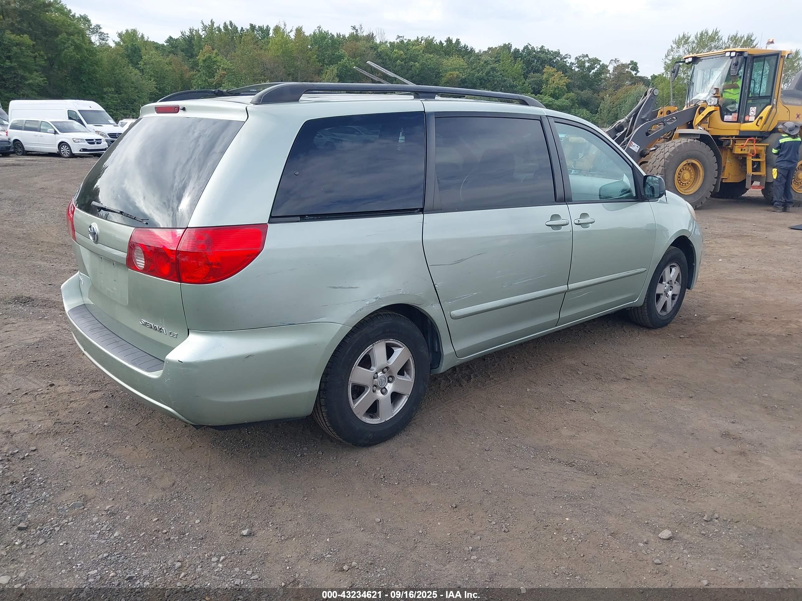 TOYOTA SIENNA image 4