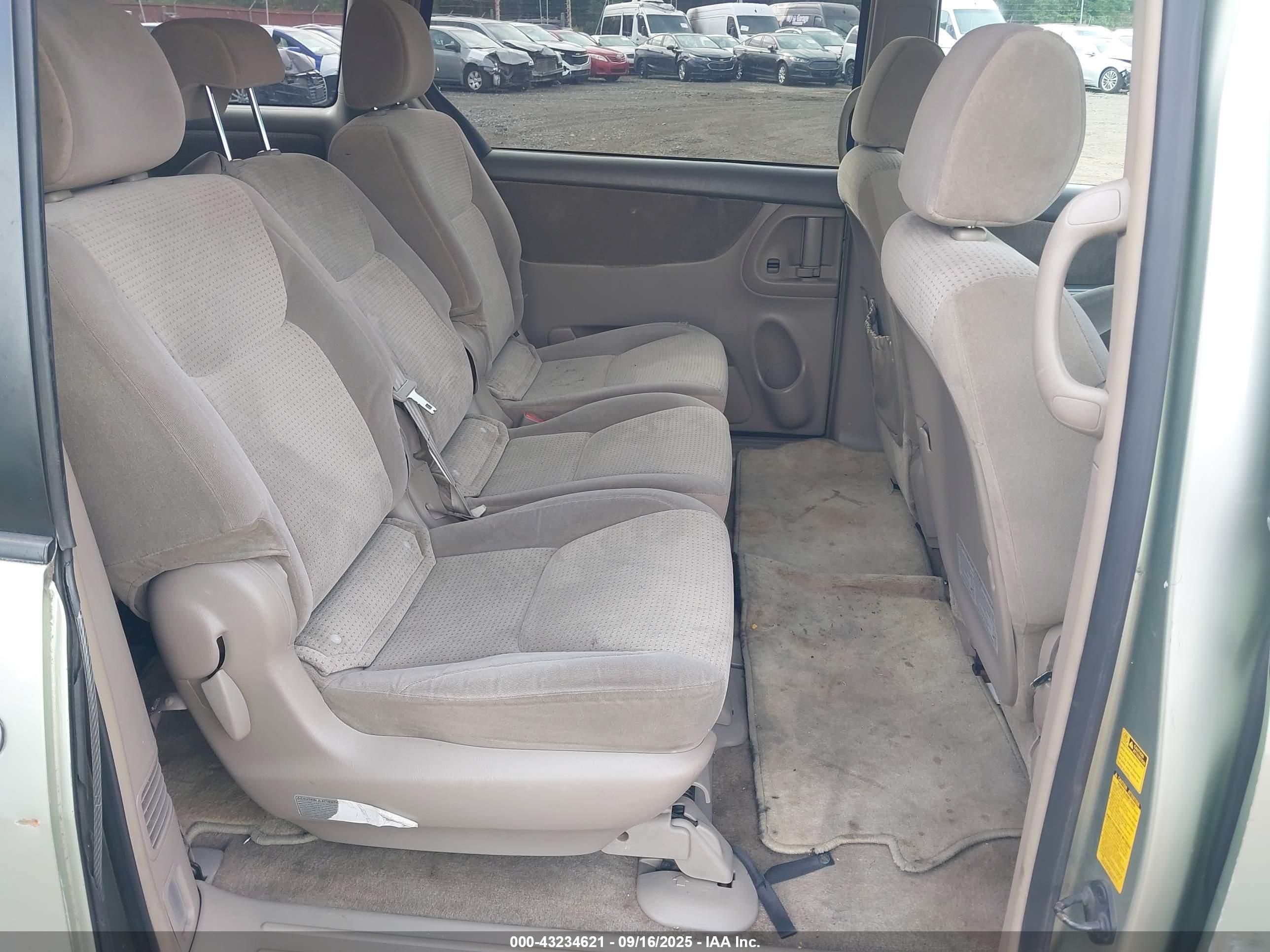 TOYOTA SIENNA image 8