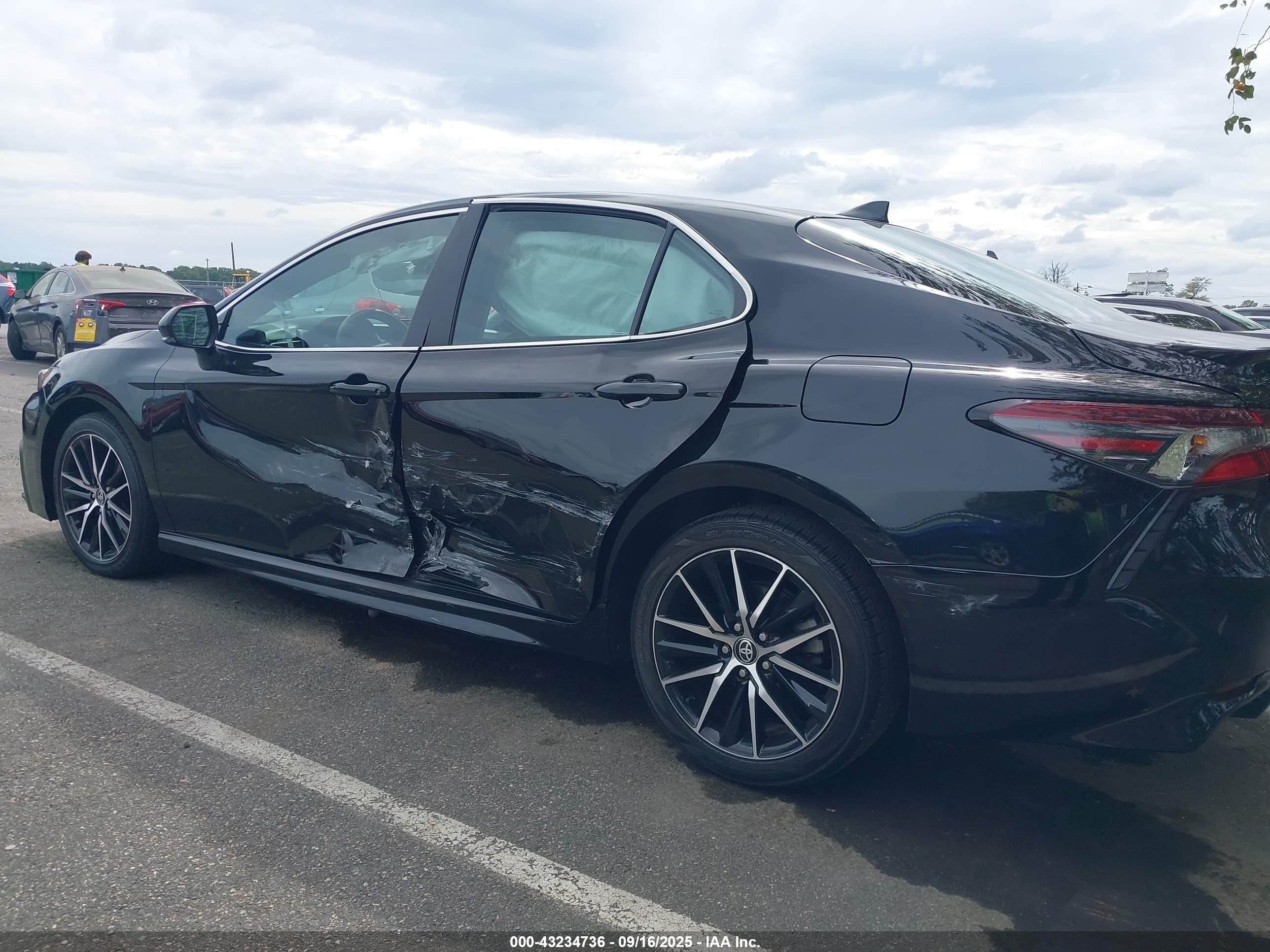 TOYOTA CAMRY image 6