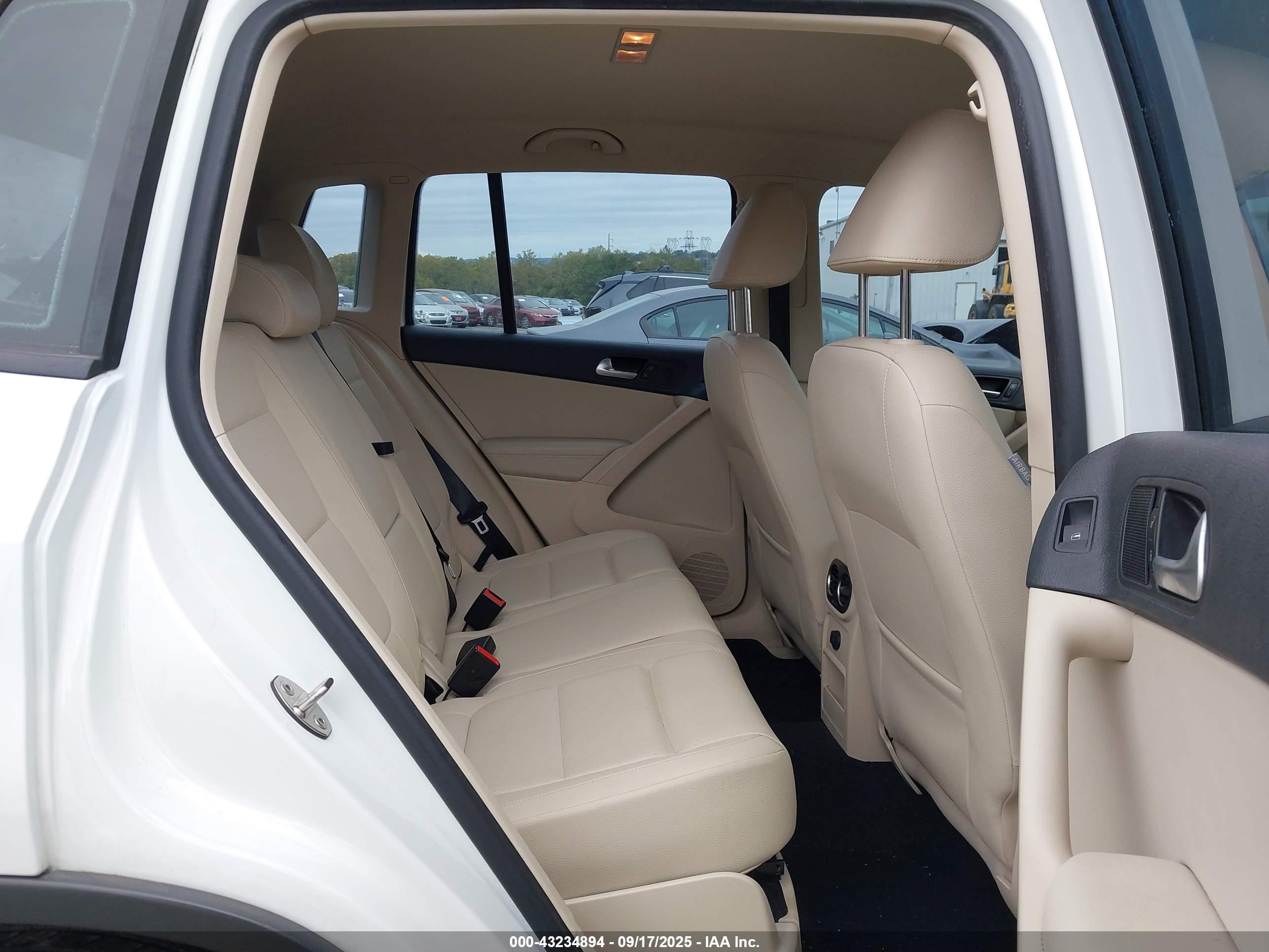 VOLKSWAGEN TIGUAN image 8