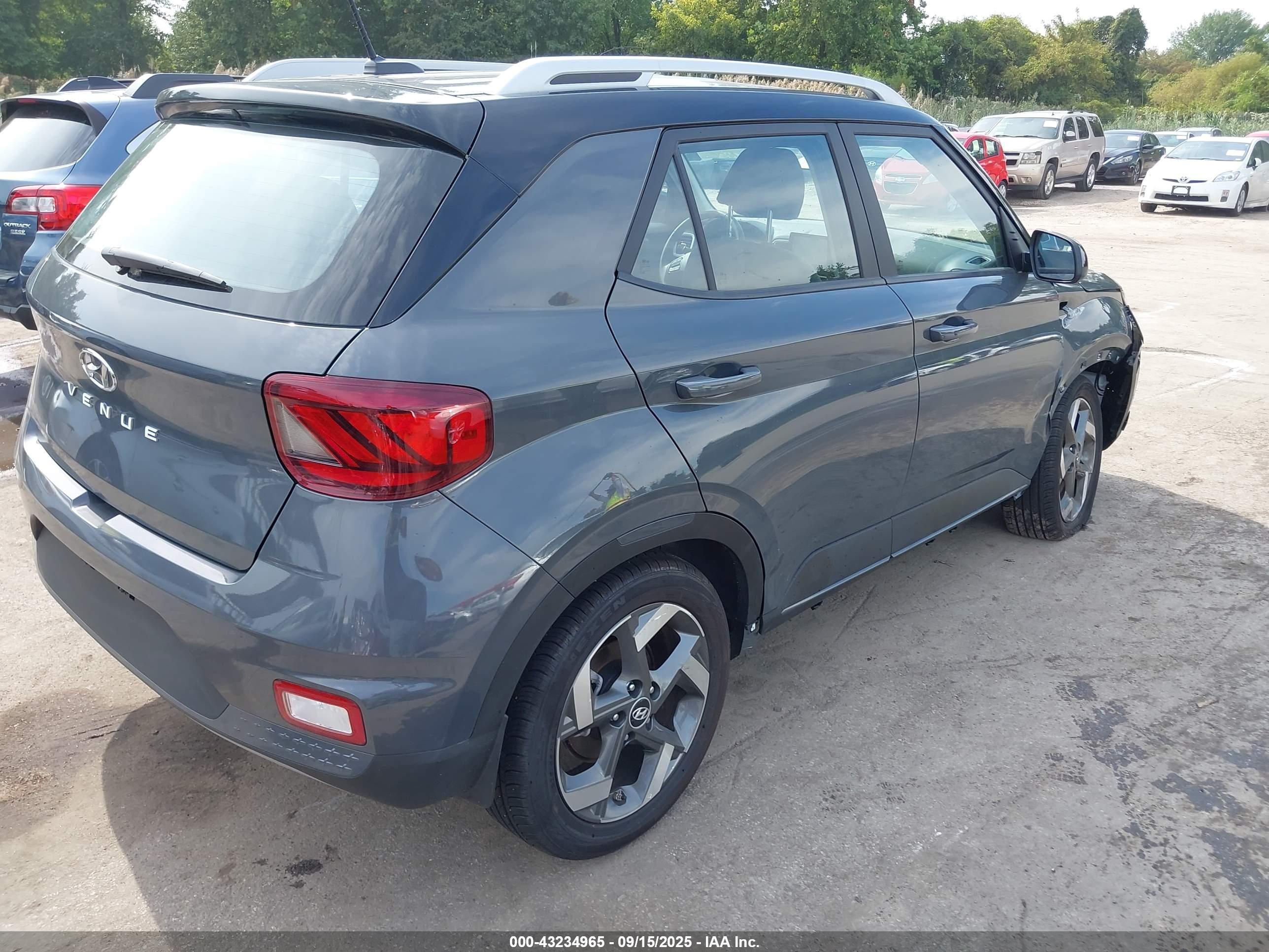 HYUNDAI VENUE image 4