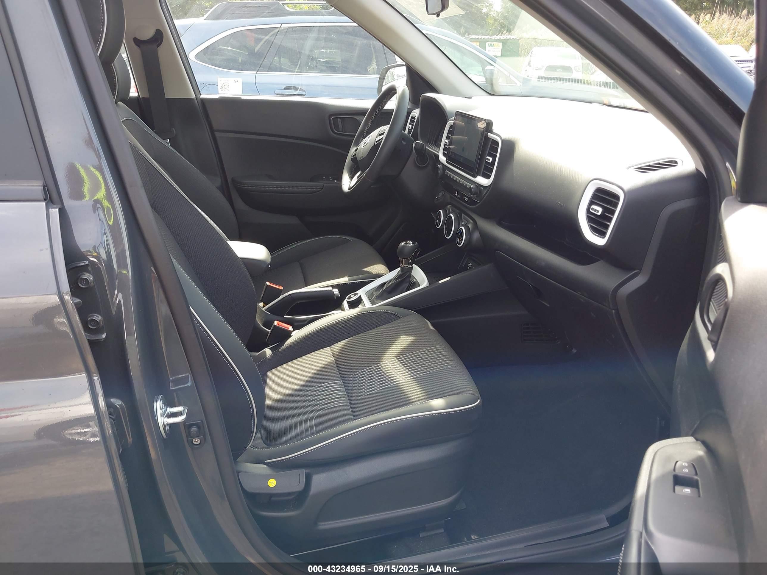 HYUNDAI VENUE image 5
