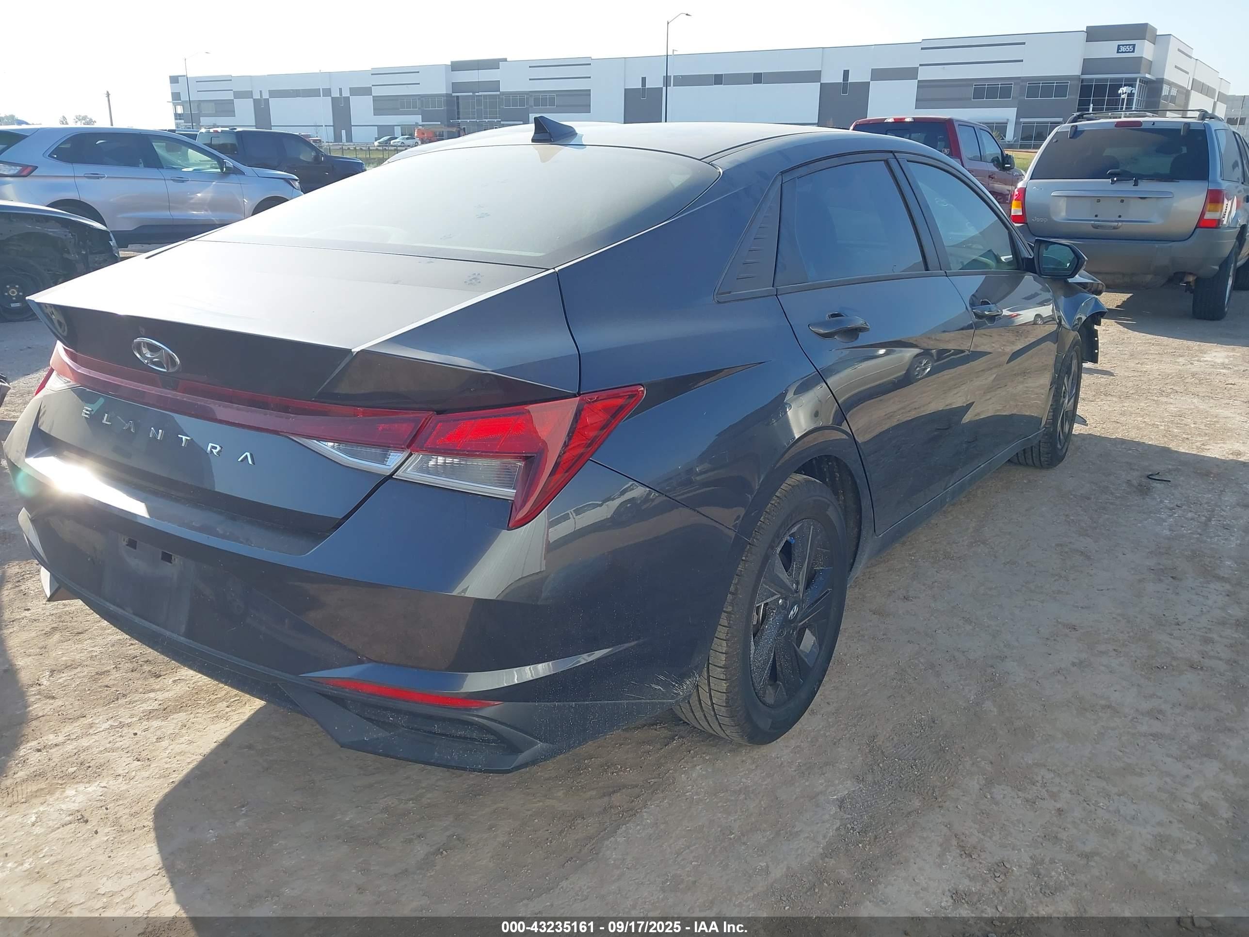 HYUNDAI ELANTRA image 4