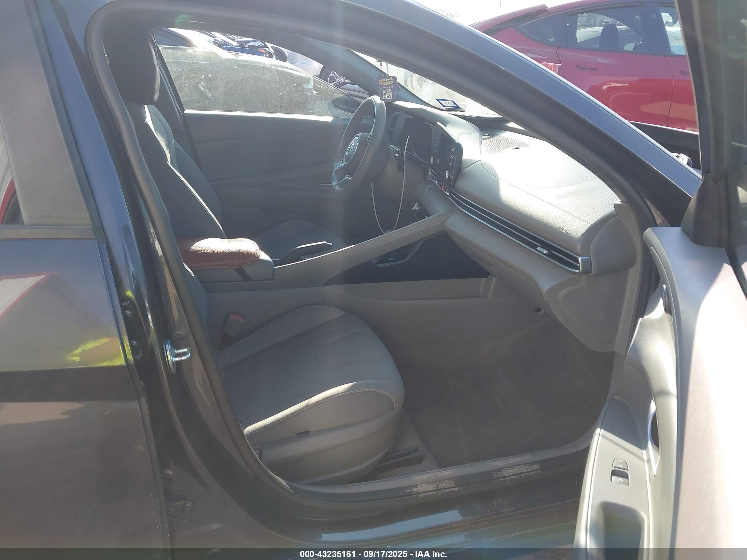 HYUNDAI ELANTRA image 5
