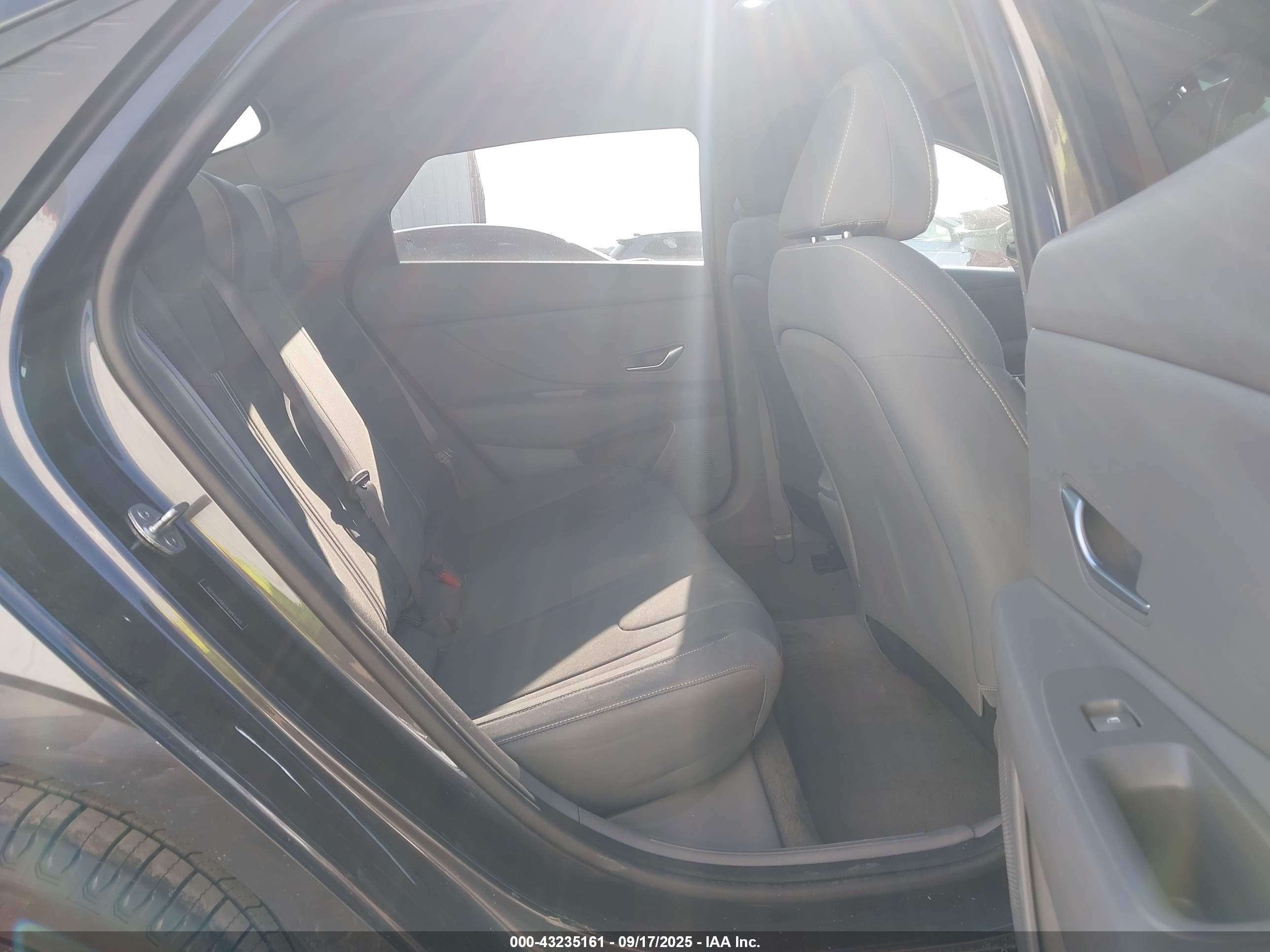 HYUNDAI ELANTRA image 8