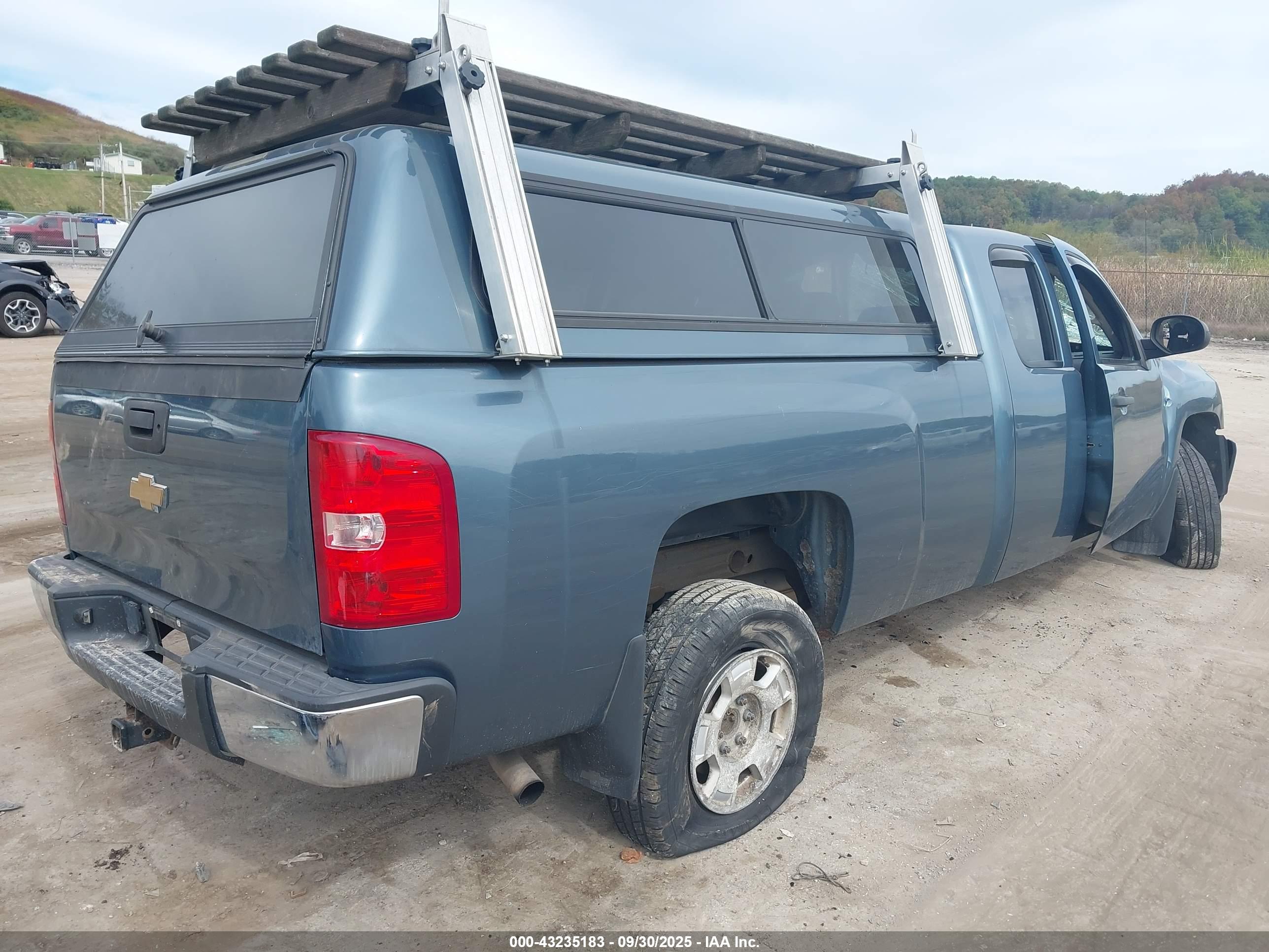 CHEVROLET SILVERADO image 4