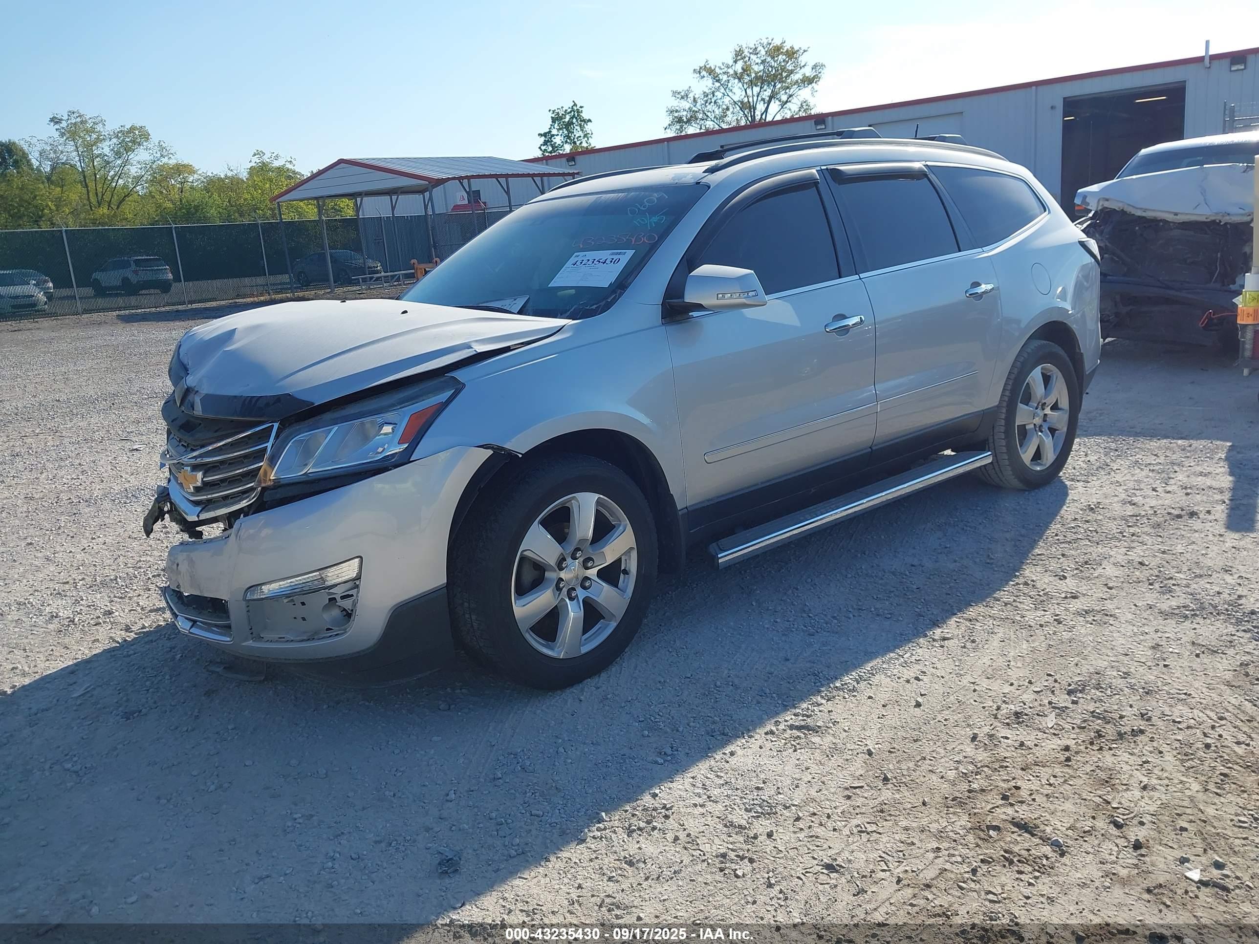CHEVROLET TRAVERSE image 2