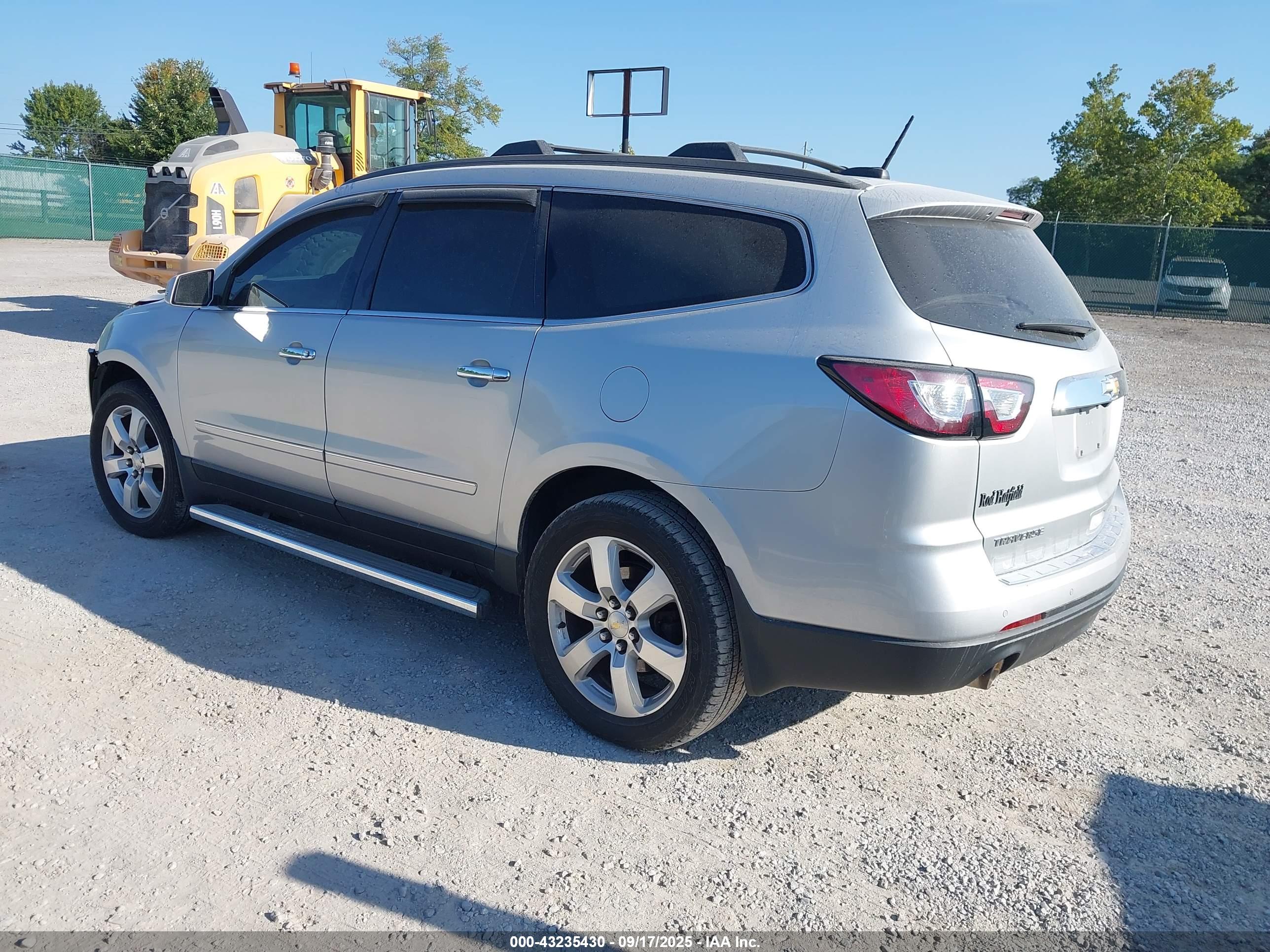 CHEVROLET TRAVERSE image 3