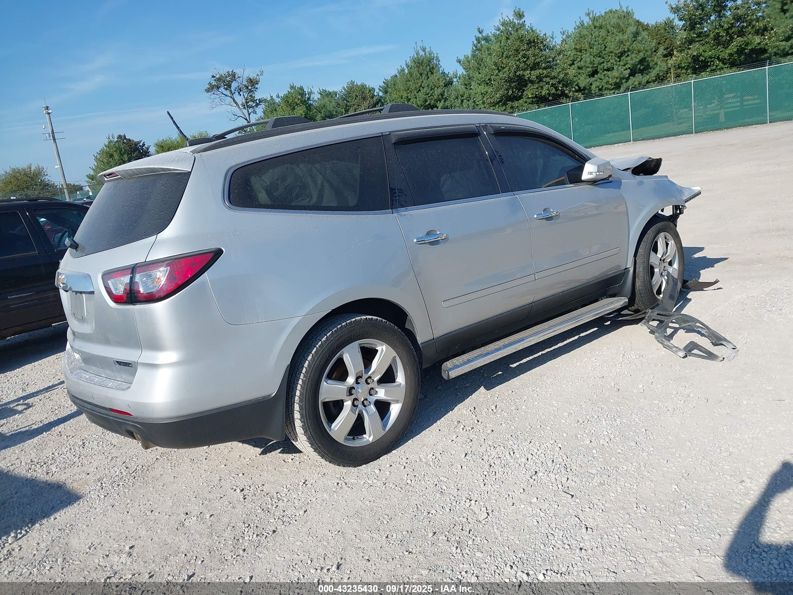 CHEVROLET TRAVERSE image 4