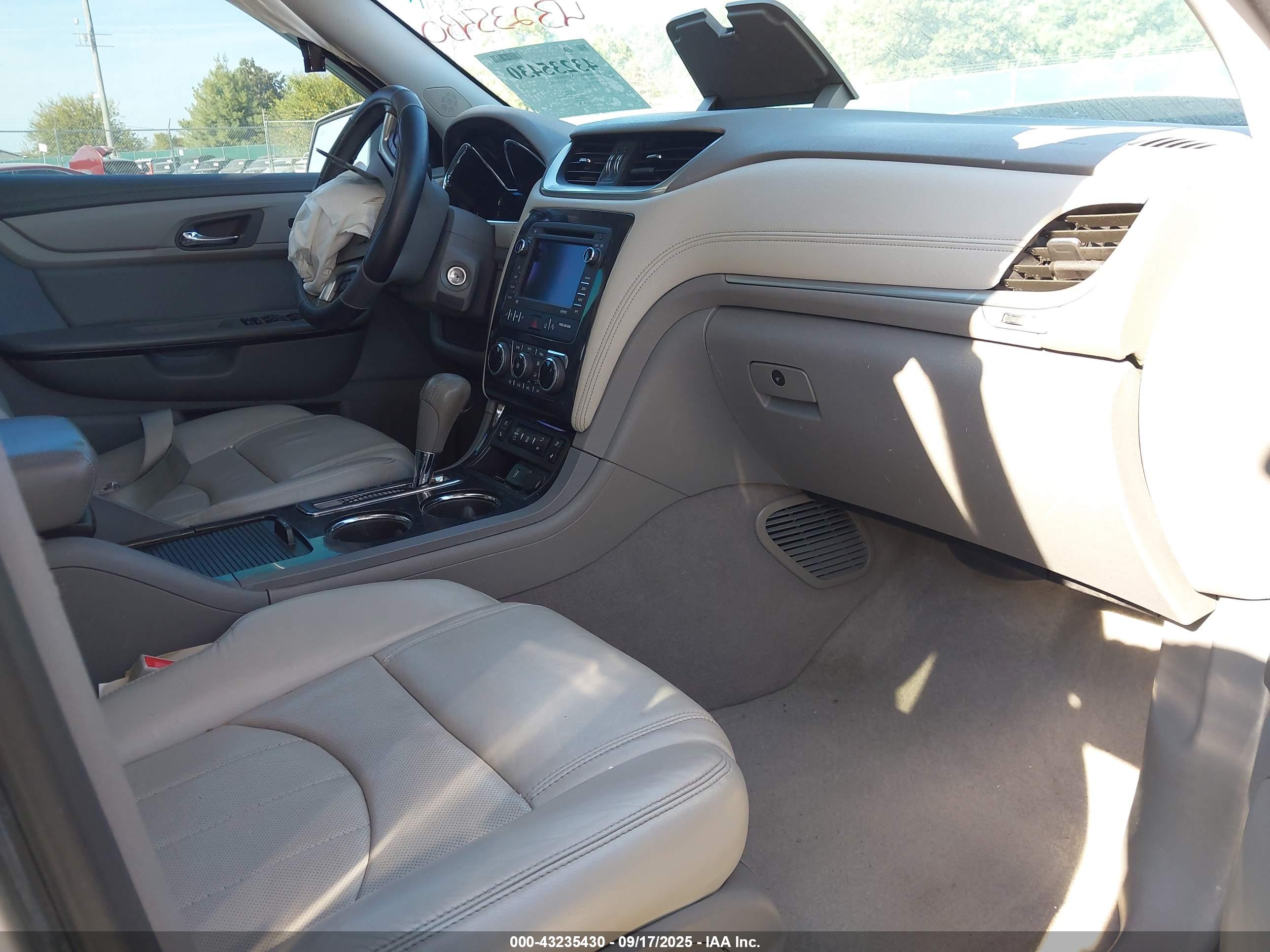 CHEVROLET TRAVERSE image 5