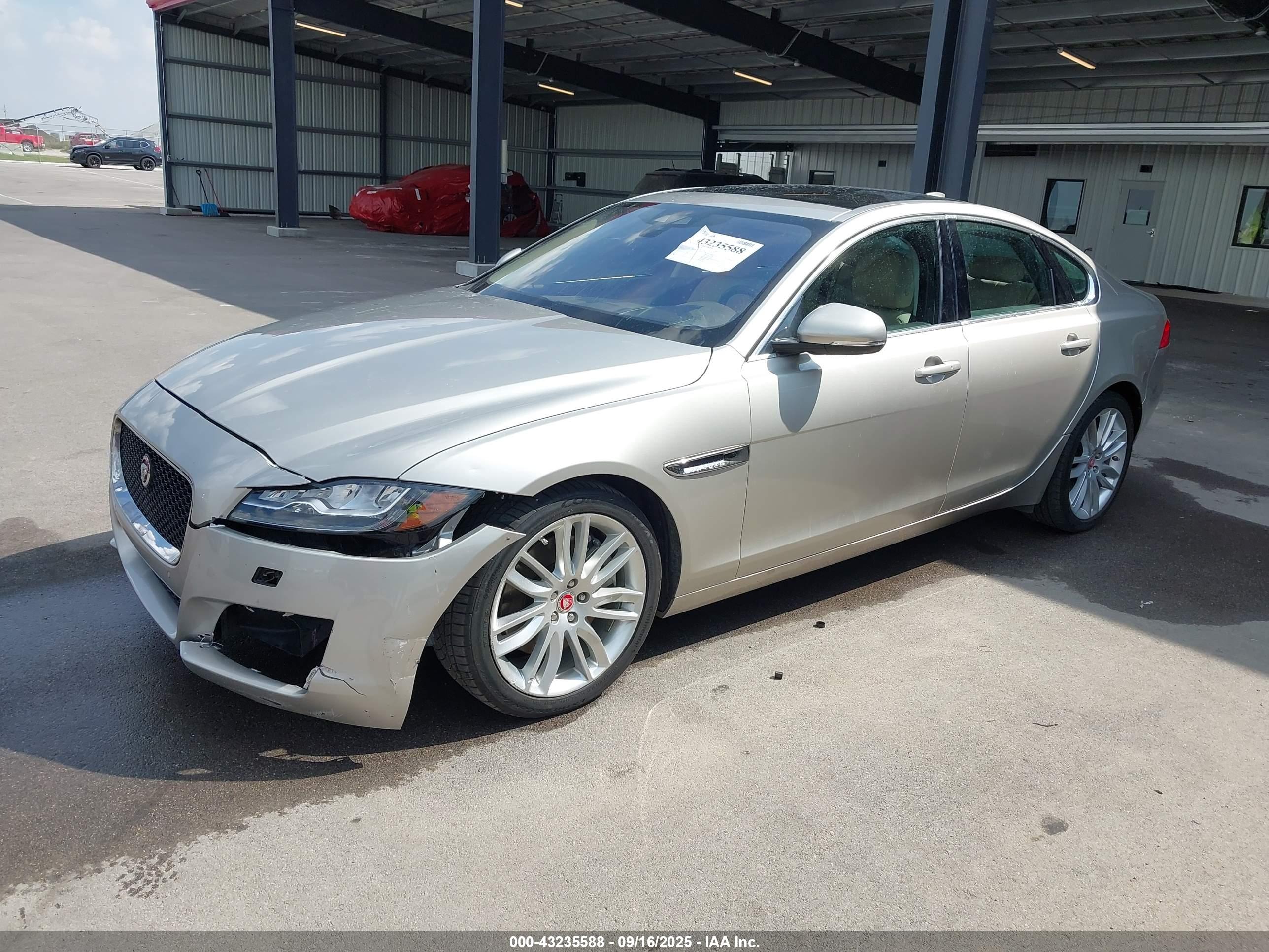 JAGUAR XF image 2
