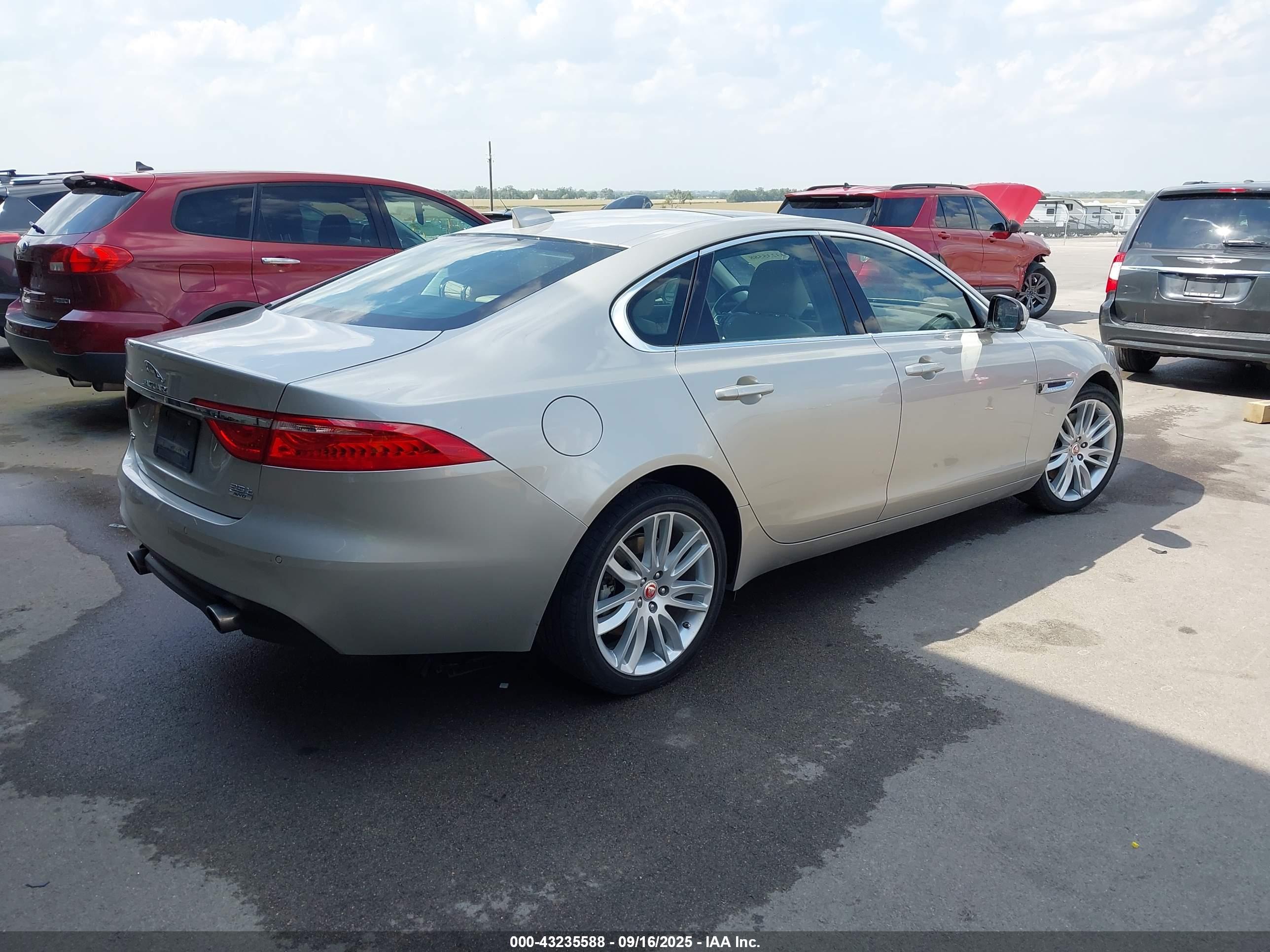 JAGUAR XF image 4
