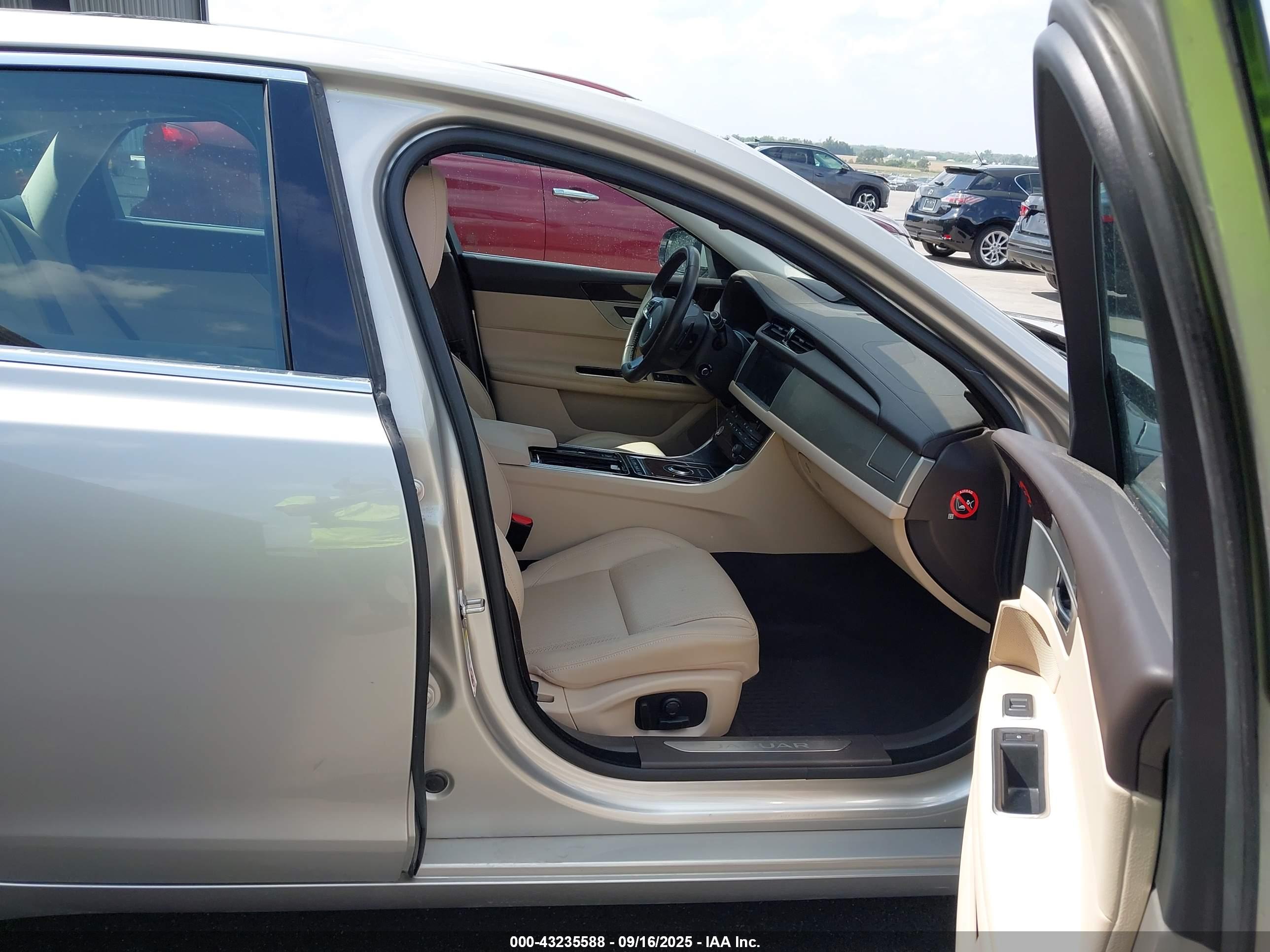 JAGUAR XF image 5