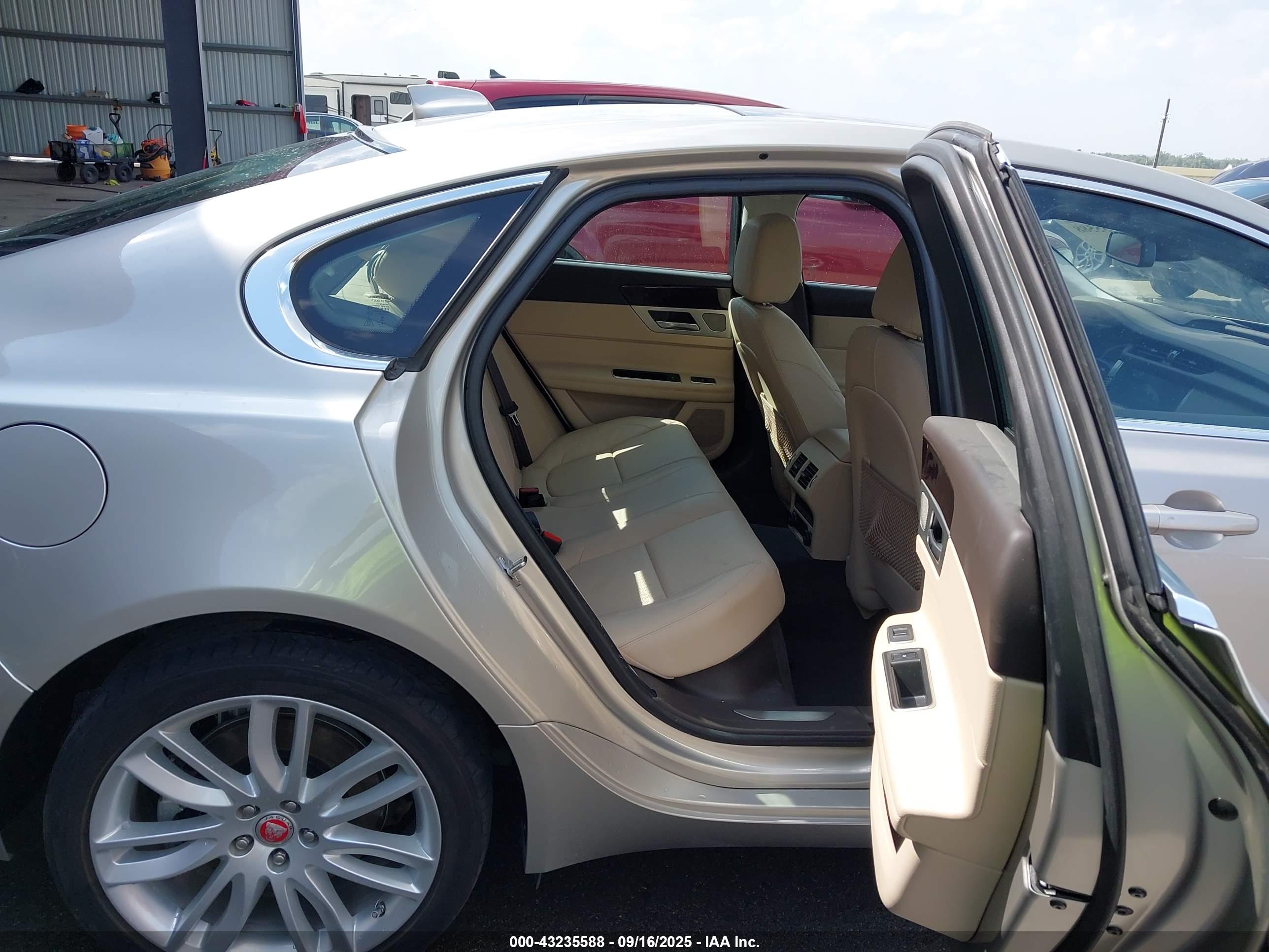 JAGUAR XF image 8