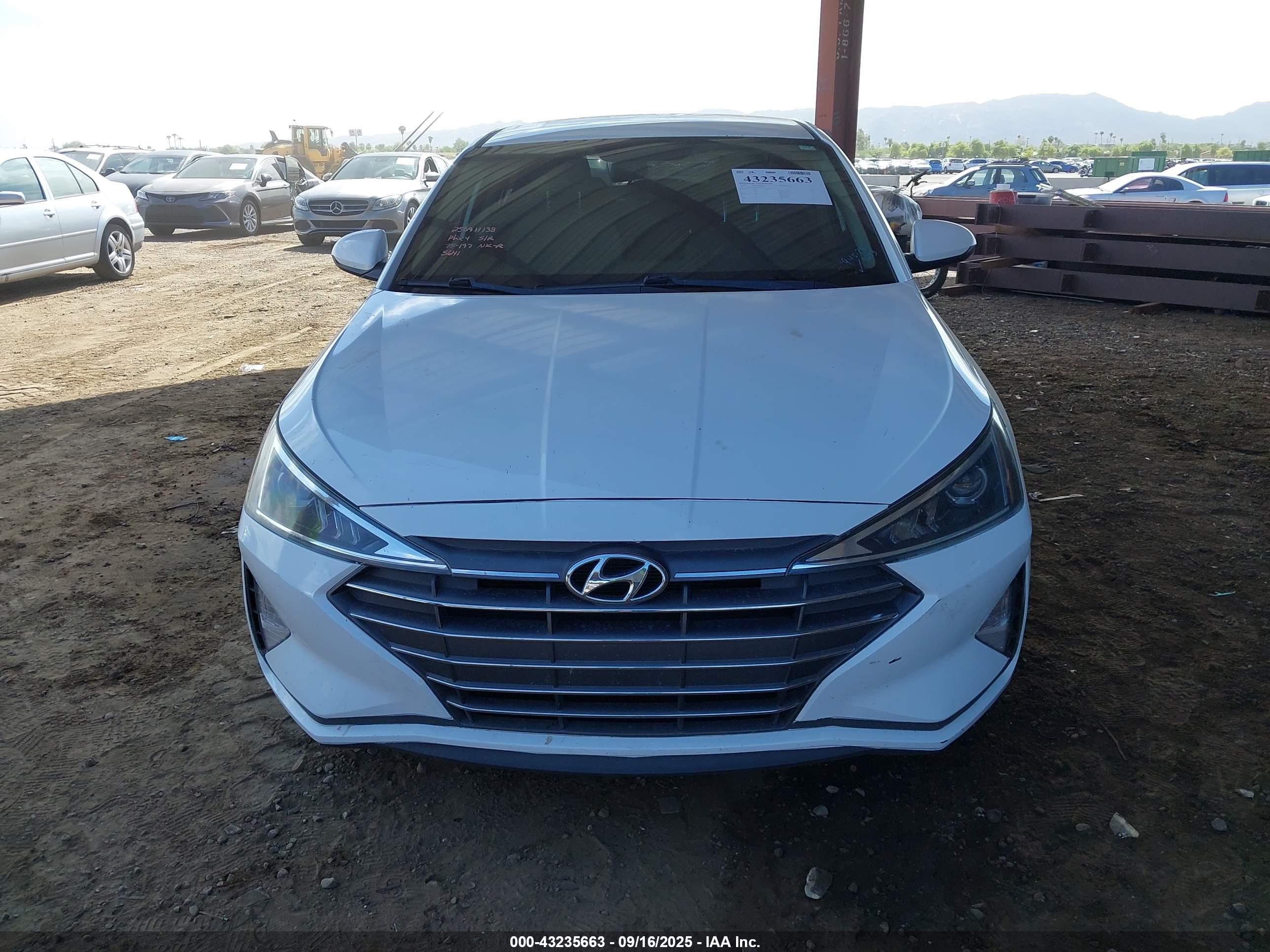 HYUNDAI ELANTRA image 6