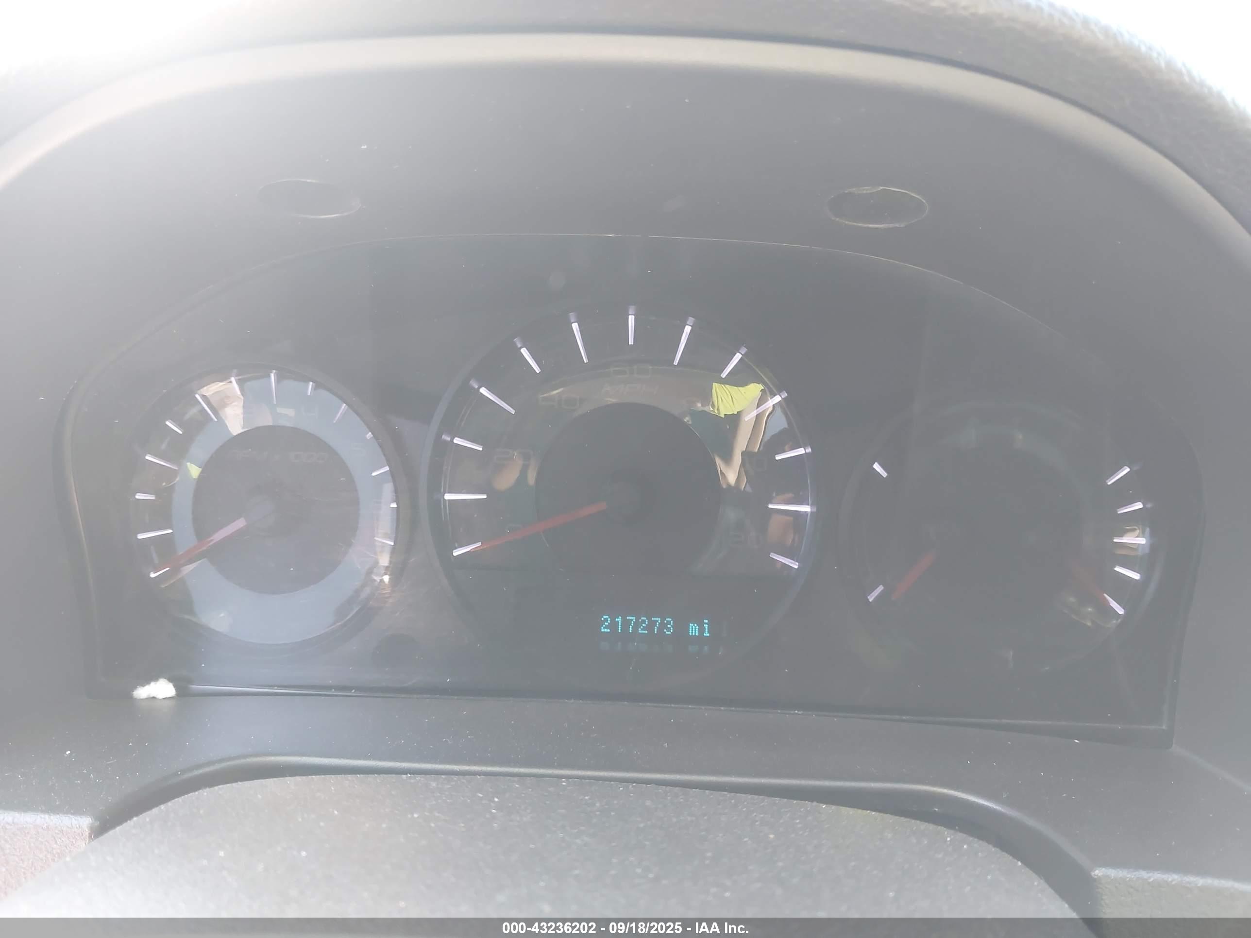 FORD FUSION image 7