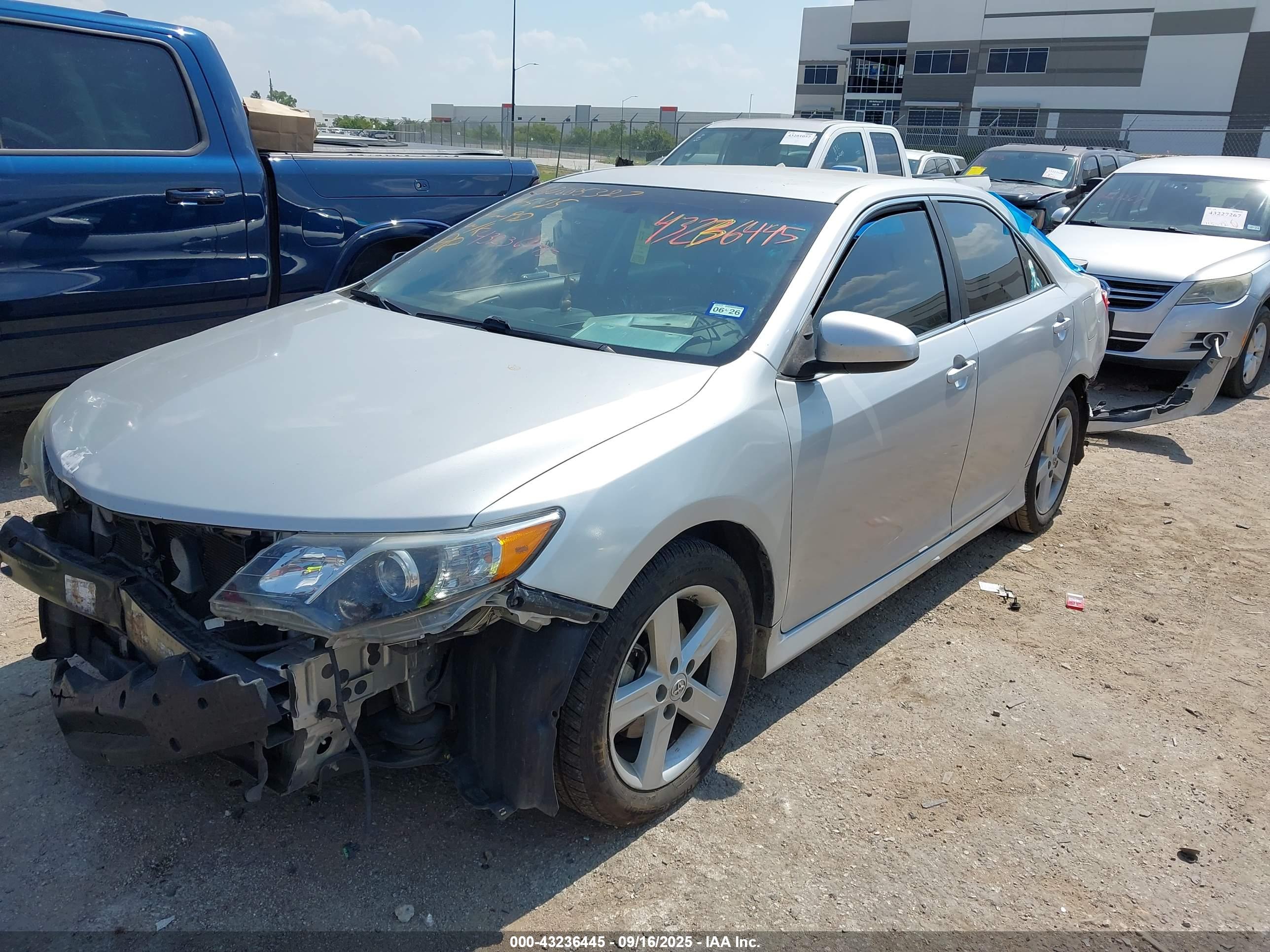 TOYOTA CAMRY image 2