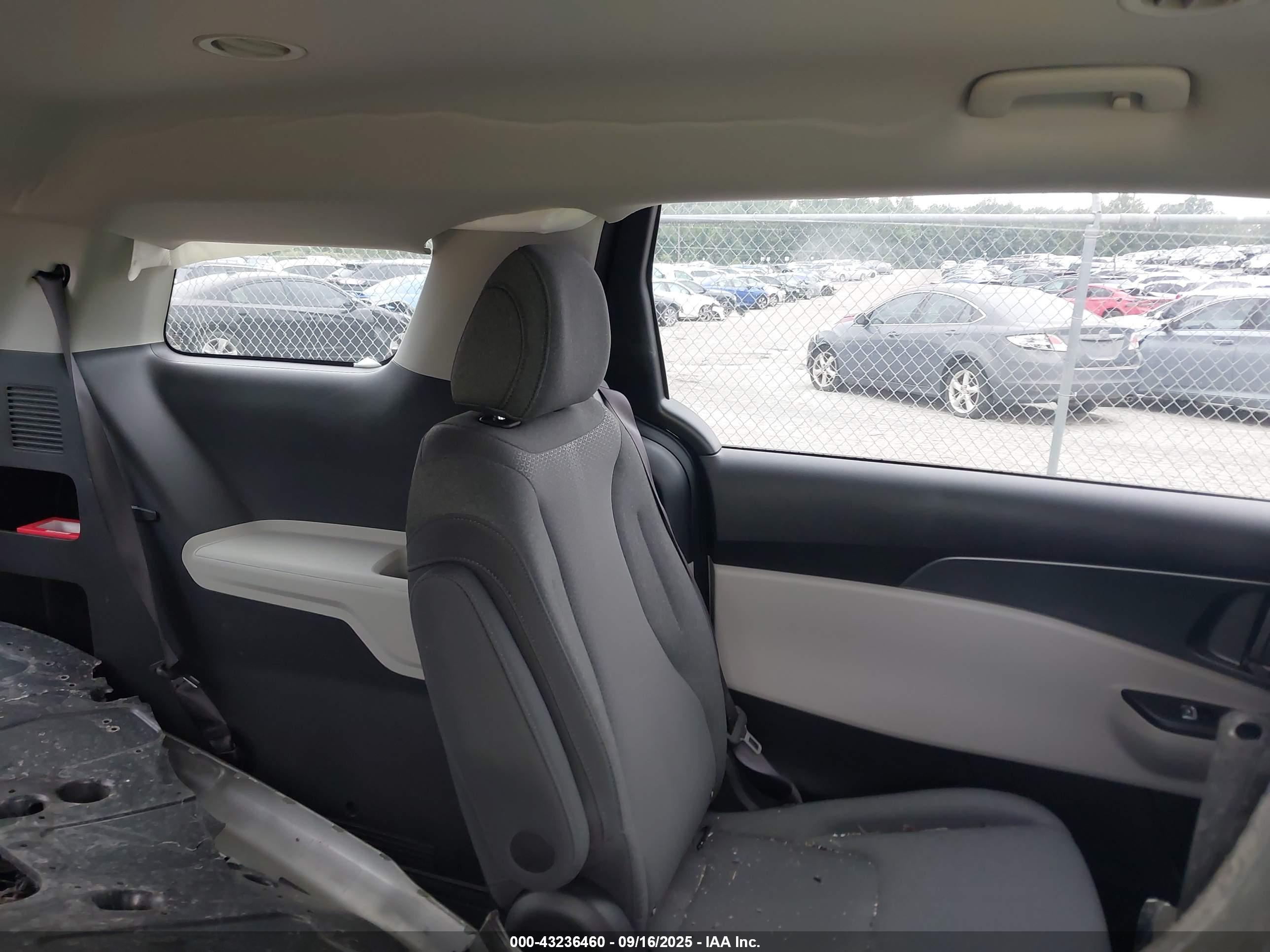 KIA CARNIVAL image 8