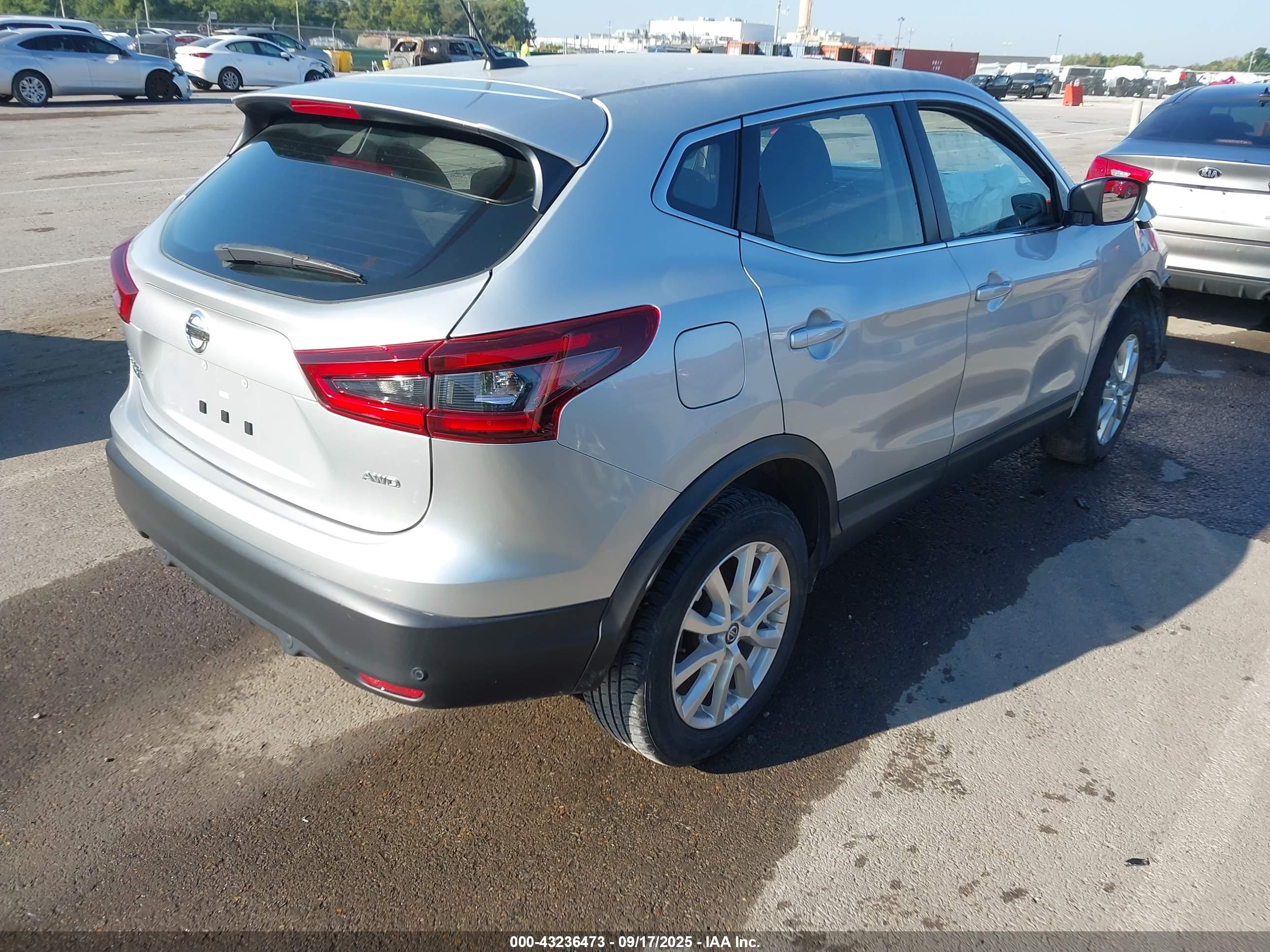 NISSAN ROGUE image 4
