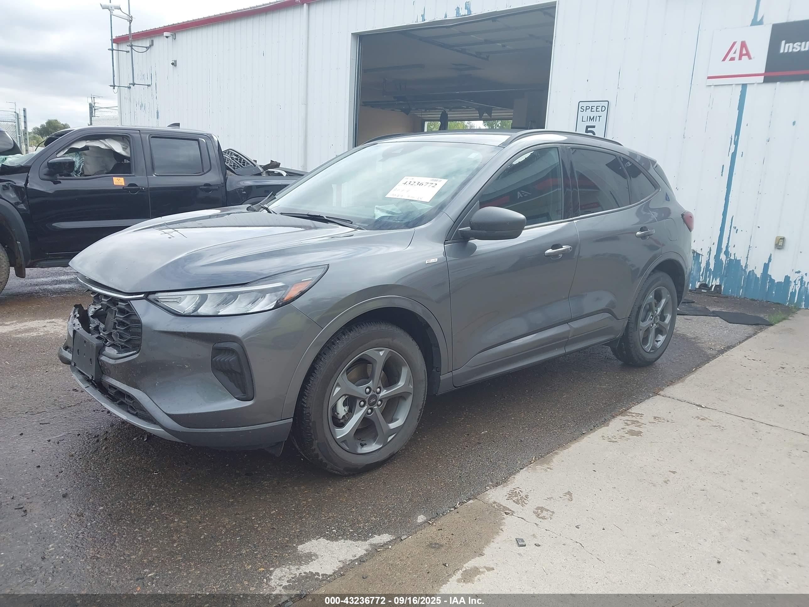 FORD ESCAPE image 2