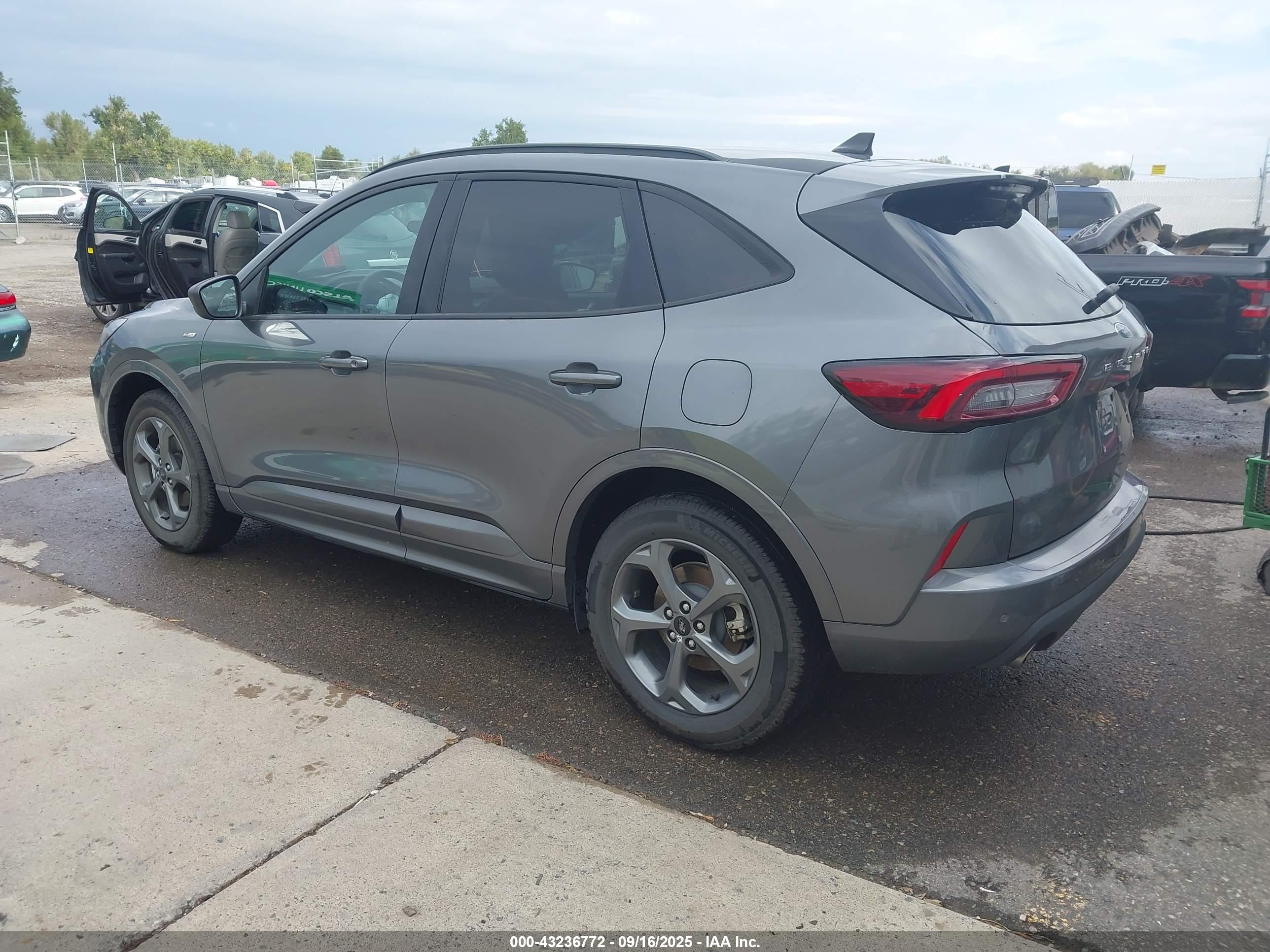FORD ESCAPE image 3