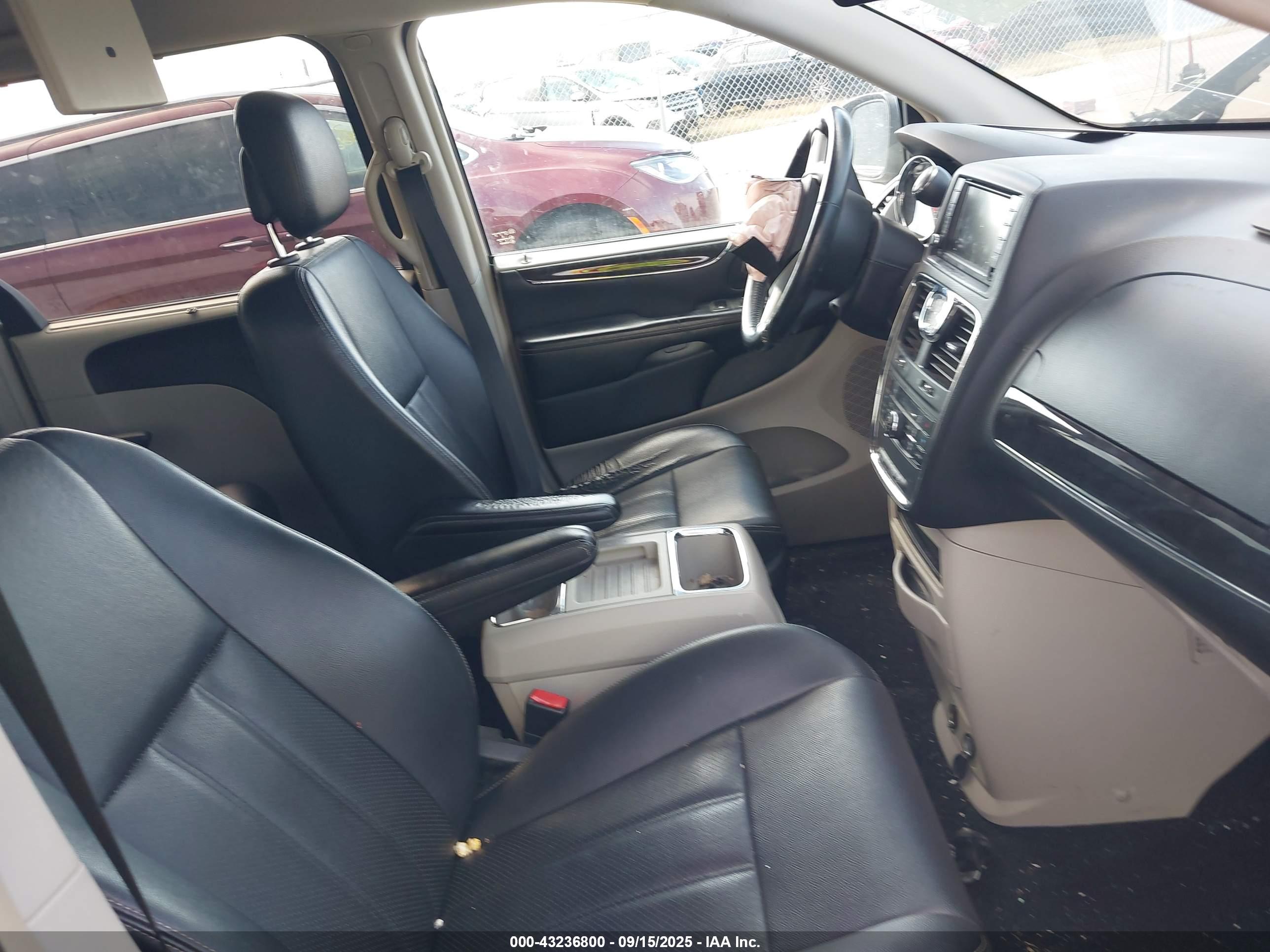 CHRYSLER TOWN image 5