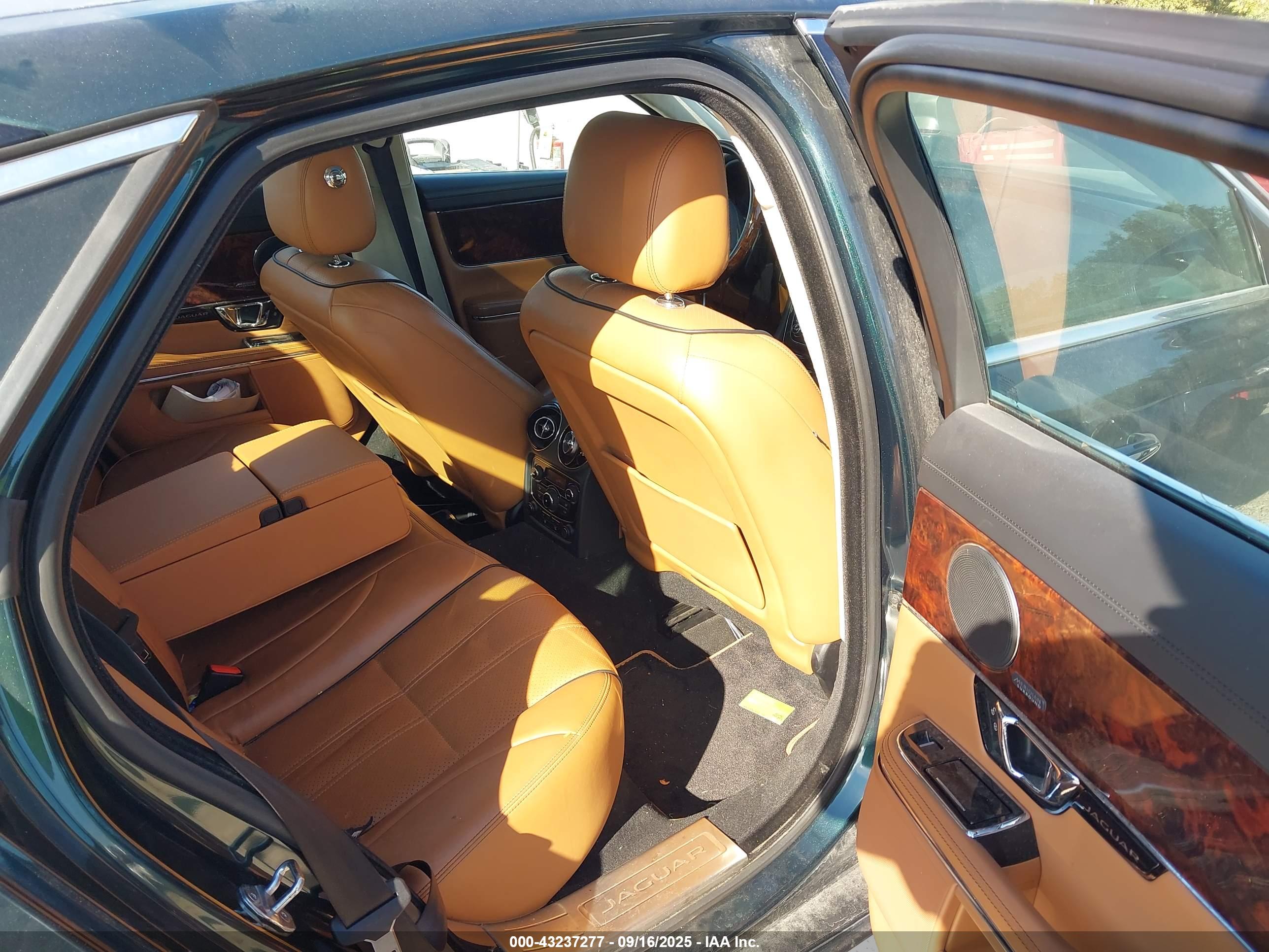 JAGUAR XJ image 8