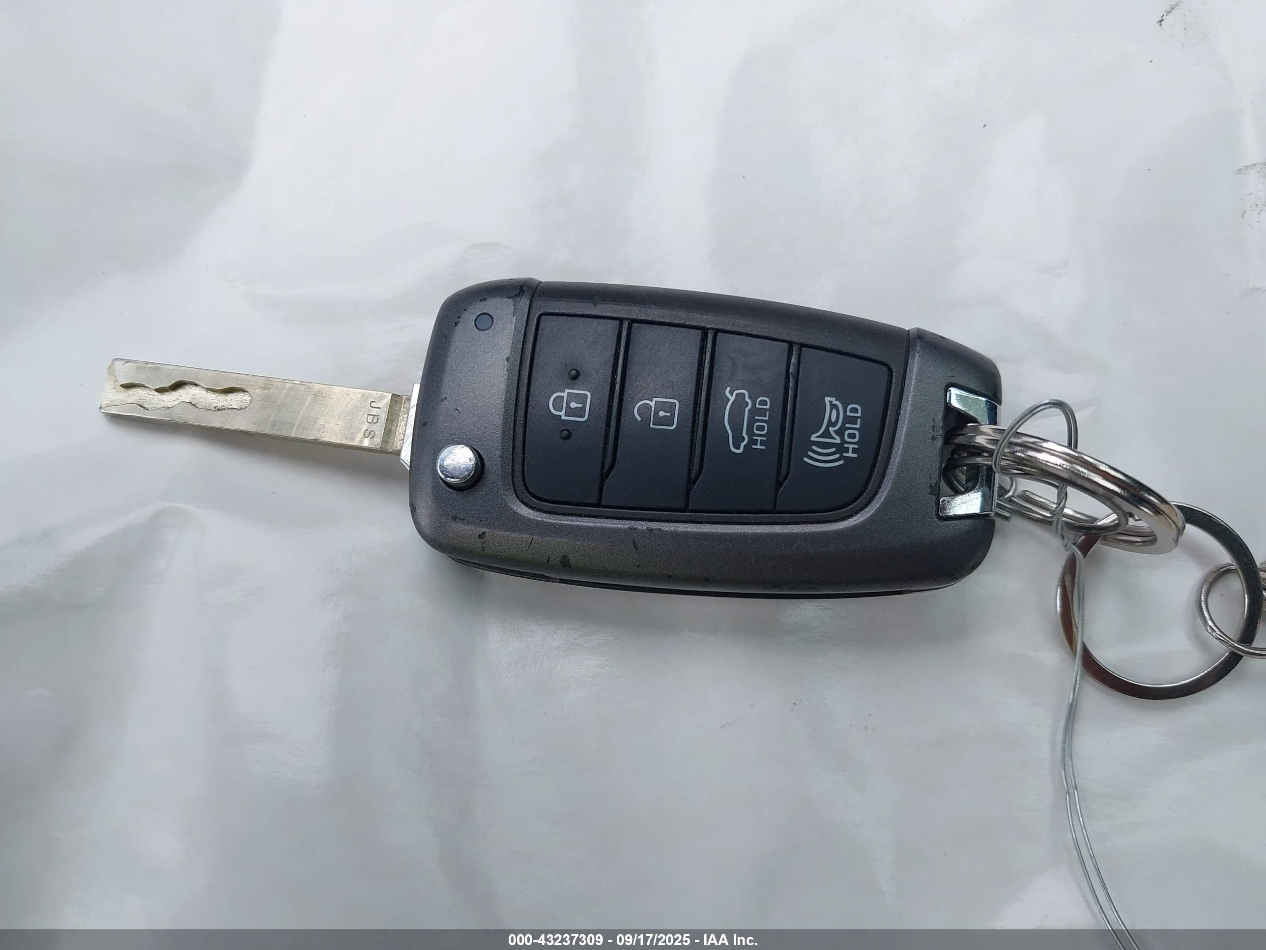 HYUNDAI ELANTRA image 11